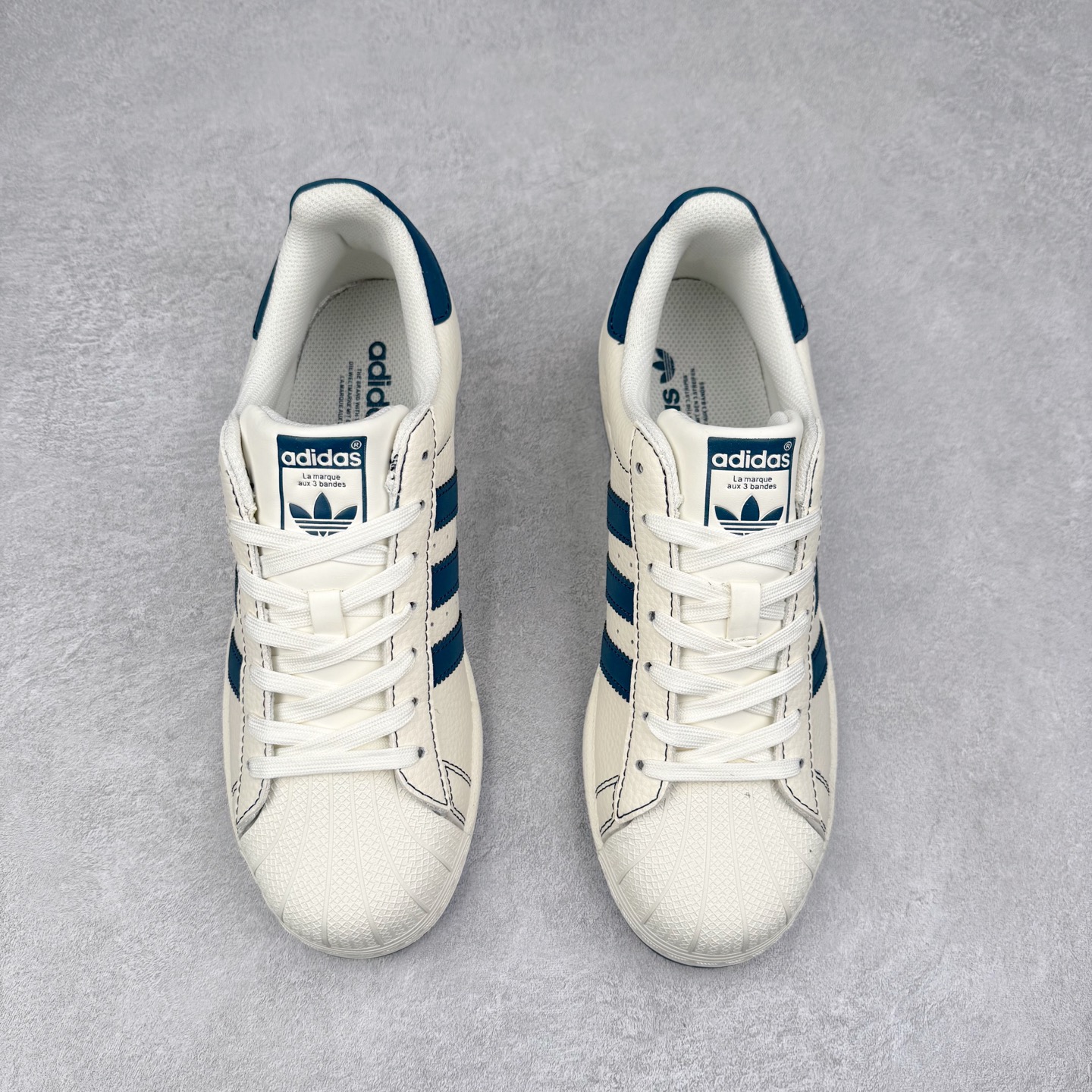 图片[2]-＃C2 AD Originals Superstar 经典复古贝壳头板鞋 QF5805 诞生于1969年 是第一双将全皮面鞋 身与橡胶鞋头结合在一起的低帮篮球鞋 Superstar最开始 是作为高帮篮球鞋Pro Model的低帮版本而出现的 但因为其独特和醒目的橡胶鞋头造型而让大家熟知 被大家形象地称为\\\”shelltoe\\\”贝壳头 在70年代的美国职业篮球场上 接近3/4的NBA球员都将这双Superstar作为场上用鞋 80年代之后 经过不断的改良和发展 Superstar逐渐成为横跨时装、音乐、街头文化、休闲和运动等各大领域的时尚潮鞋 尺码：36 36.5 37 38 38.5 39 40 40.5 41 42 42.5 43 44 44.5 45-选品中心