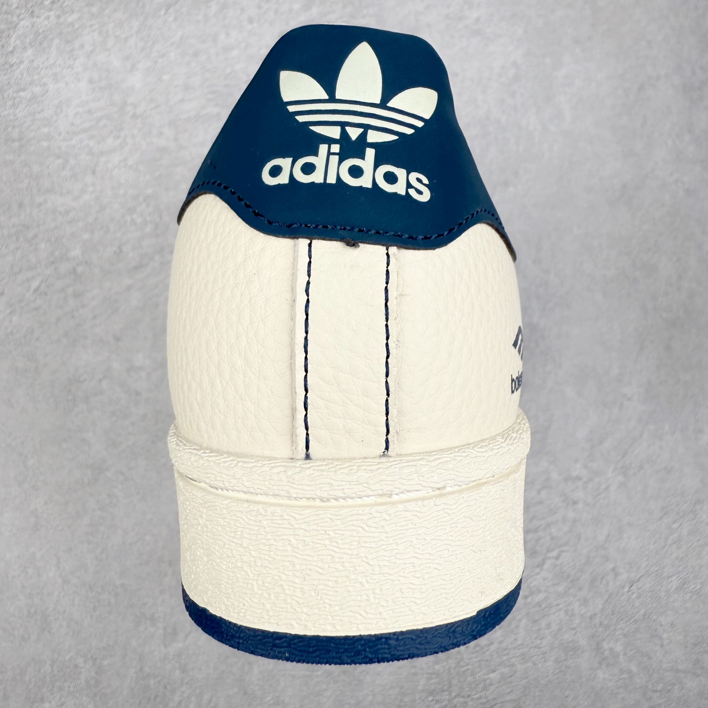 图片[8]-＃C2 AD Originals Superstar 经典复古贝壳头板鞋 QF5805 诞生于1969年 是第一双将全皮面鞋 身与橡胶鞋头结合在一起的低帮篮球鞋 Superstar最开始 是作为高帮篮球鞋Pro Model的低帮版本而出现的 但因为其独特和醒目的橡胶鞋头造型而让大家熟知 被大家形象地称为\\\”shelltoe\\\”贝壳头 在70年代的美国职业篮球场上 接近3/4的NBA球员都将这双Superstar作为场上用鞋 80年代之后 经过不断的改良和发展 Superstar逐渐成为横跨时装、音乐、街头文化、休闲和运动等各大领域的时尚潮鞋 尺码：36 36.5 37 38 38.5 39 40 40.5 41 42 42.5 43 44 44.5 45-选品中心