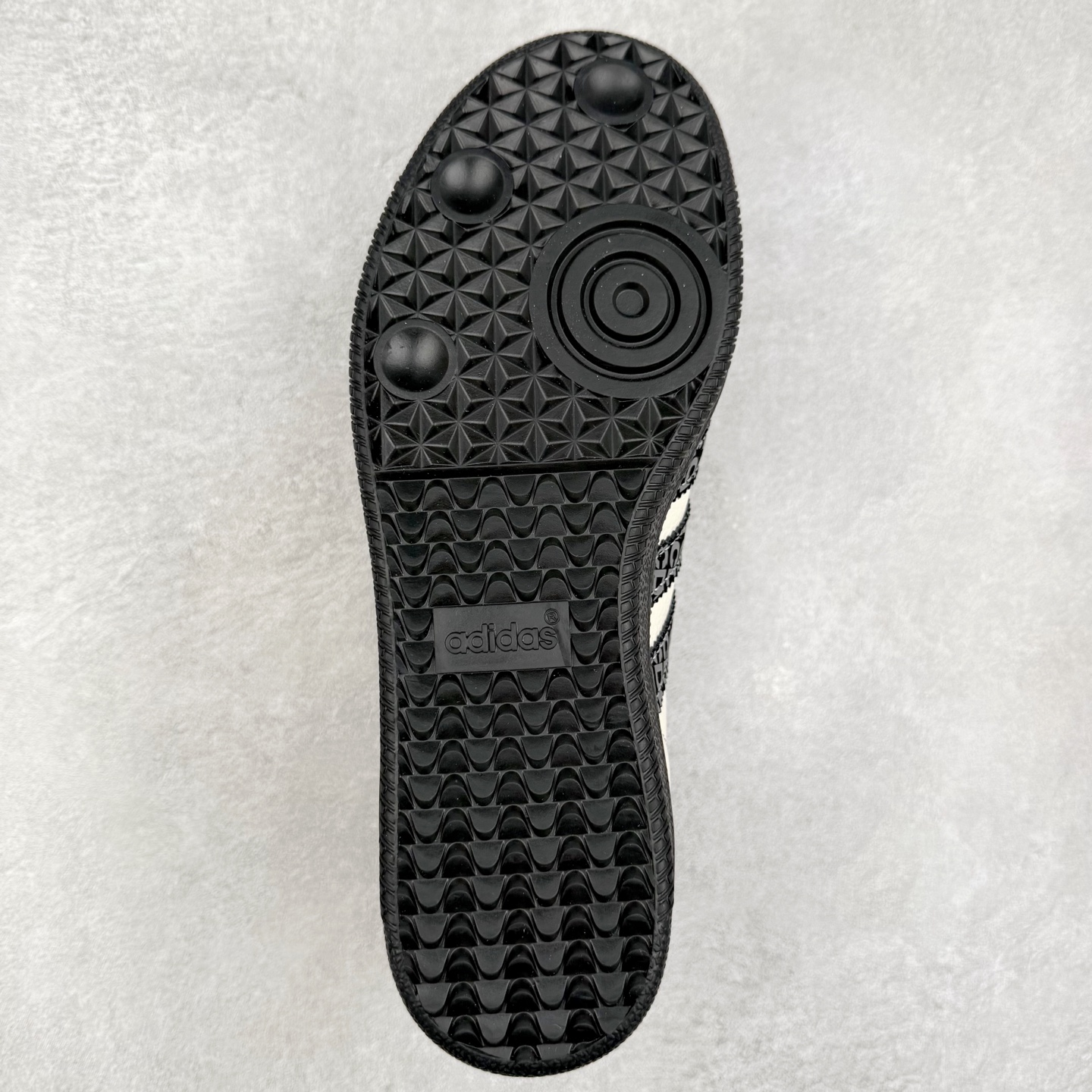 图片[9]-＃C2 AD Original Samba OG 复古经典轻便板鞋 定制配色 DX0006 这款桑巴鞋展示了高质量的工艺 带有装饰的超锁缝制和无缝的手感 柔软、柔软的皮革造型和标志性的3条纹完成了精致的外观 正规合身鞋带 鞋面上有绒面鞋垫 橡胶鞋底 享受正畸套筒软感 自50年代首次亮相以来就一直在赢得粉丝的青睐 尺码：36 36.5 37.5 38 38.5 39 40 40.5 41 42 42.5 43 44 44.5 45-选品中心