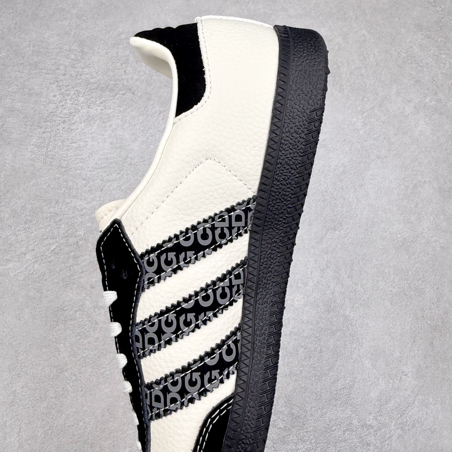 图片[7]-＃C2 AD Original Samba OG 复古经典轻便板鞋 定制配色 DX0006 这款桑巴鞋展示了高质量的工艺 带有装饰的超锁缝制和无缝的手感 柔软、柔软的皮革造型和标志性的3条纹完成了精致的外观 正规合身鞋带 鞋面上有绒面鞋垫 橡胶鞋底 享受正畸套筒软感 自50年代首次亮相以来就一直在赢得粉丝的青睐 尺码：36 36.5 37.5 38 38.5 39 40 40.5 41 42 42.5 43 44 44.5 45-选品中心