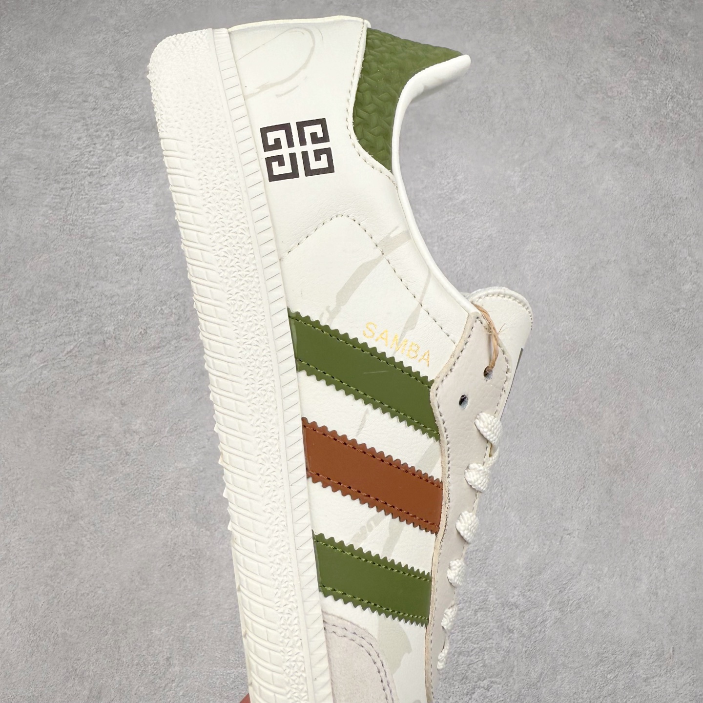 图片[6]-＃C2 AD Original Samba OG 复古经典轻便板鞋 定制配色 GJ75805 这款桑巴鞋展示了高质量的工艺 带有装饰的超锁缝制和无缝的手感 柔软、柔软的皮革造型和标志性的3条纹完成了精致的外观 正规合身鞋带 鞋面上有绒面鞋垫 橡胶鞋底 享受正畸套筒软感 自50年代首次亮相以来就一直在赢得粉丝的青睐 尺码：36 36.5 37.5 38 38.5 39 40 40.5 41 42 42.5 43 44 44.5 45-选品中心