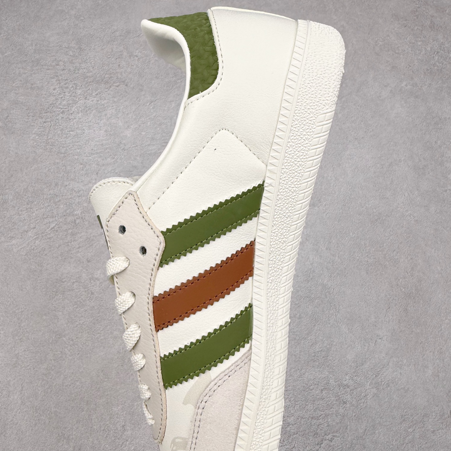 图片[7]-＃C2 AD Original Samba OG 复古经典轻便板鞋 定制配色 GJ75805 这款桑巴鞋展示了高质量的工艺 带有装饰的超锁缝制和无缝的手感 柔软、柔软的皮革造型和标志性的3条纹完成了精致的外观 正规合身鞋带 鞋面上有绒面鞋垫 橡胶鞋底 享受正畸套筒软感 自50年代首次亮相以来就一直在赢得粉丝的青睐 尺码：36 36.5 37.5 38 38.5 39 40 40.5 41 42 42.5 43 44 44.5 45-选品中心