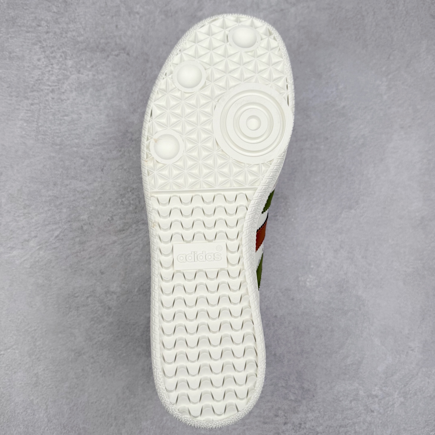 图片[9]-＃C2 AD Original Samba OG 复古经典轻便板鞋 定制配色 GJ75805 这款桑巴鞋展示了高质量的工艺 带有装饰的超锁缝制和无缝的手感 柔软、柔软的皮革造型和标志性的3条纹完成了精致的外观 正规合身鞋带 鞋面上有绒面鞋垫 橡胶鞋底 享受正畸套筒软感 自50年代首次亮相以来就一直在赢得粉丝的青睐 尺码：36 36.5 37.5 38 38.5 39 40 40.5 41 42 42.5 43 44 44.5 45-选品中心