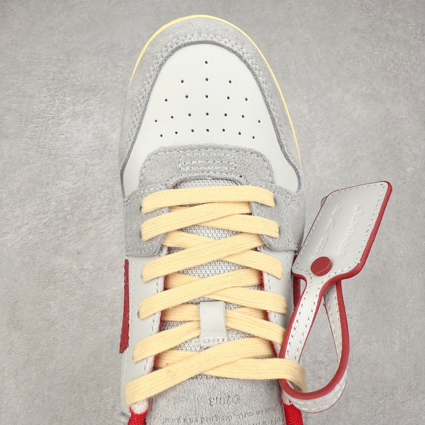 图片[4]-＃KX OFF-WHITE Out Of Office OW低帮时尚板鞋 全套原楦原纸版原鞋开模 全网最正确的版型 独家私模大底 最大开发至46码 大厂出品 细节到位 官方原盒原配 100加配色陆更新 终端控货 优势供应 续众明星上脚 由经典配色打造 箭头符号、ZipTie 标签、1ogo印花等经典元素皆在此呈现 让人一眼明了 Off-White 的潮流身份 单品以黑白配色皮质制成 饰有品牌标志性 zip Tie 束线带吊牌 侧面饰有 Arrows 图案 展现出品牌对街头风格的偏爱 尺码：36 37 38 39 40 41 42 43 44 45 46-选品中心