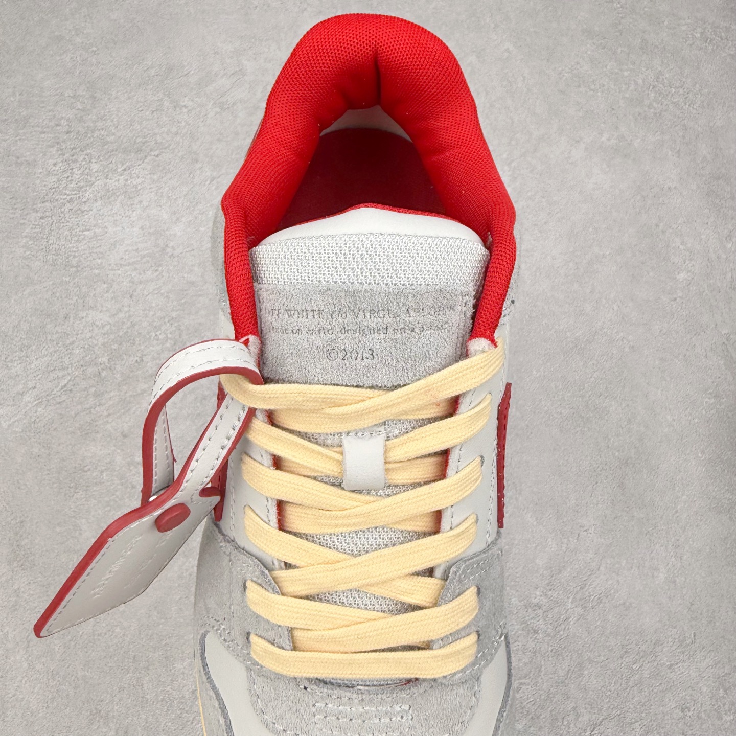 图片[5]-＃KX OFF-WHITE Out Of Office OW低帮时尚板鞋 全套原楦原纸版原鞋开模 全网最正确的版型 独家私模大底 最大开发至46码 大厂出品 细节到位 官方原盒原配 100加配色陆更新 终端控货 优势供应 续众明星上脚 由经典配色打造 箭头符号、ZipTie 标签、1ogo印花等经典元素皆在此呈现 让人一眼明了 Off-White 的潮流身份 单品以黑白配色皮质制成 饰有品牌标志性 zip Tie 束线带吊牌 侧面饰有 Arrows 图案 展现出品牌对街头风格的偏爱 尺码：36 37 38 39 40 41 42 43 44 45 46-选品中心