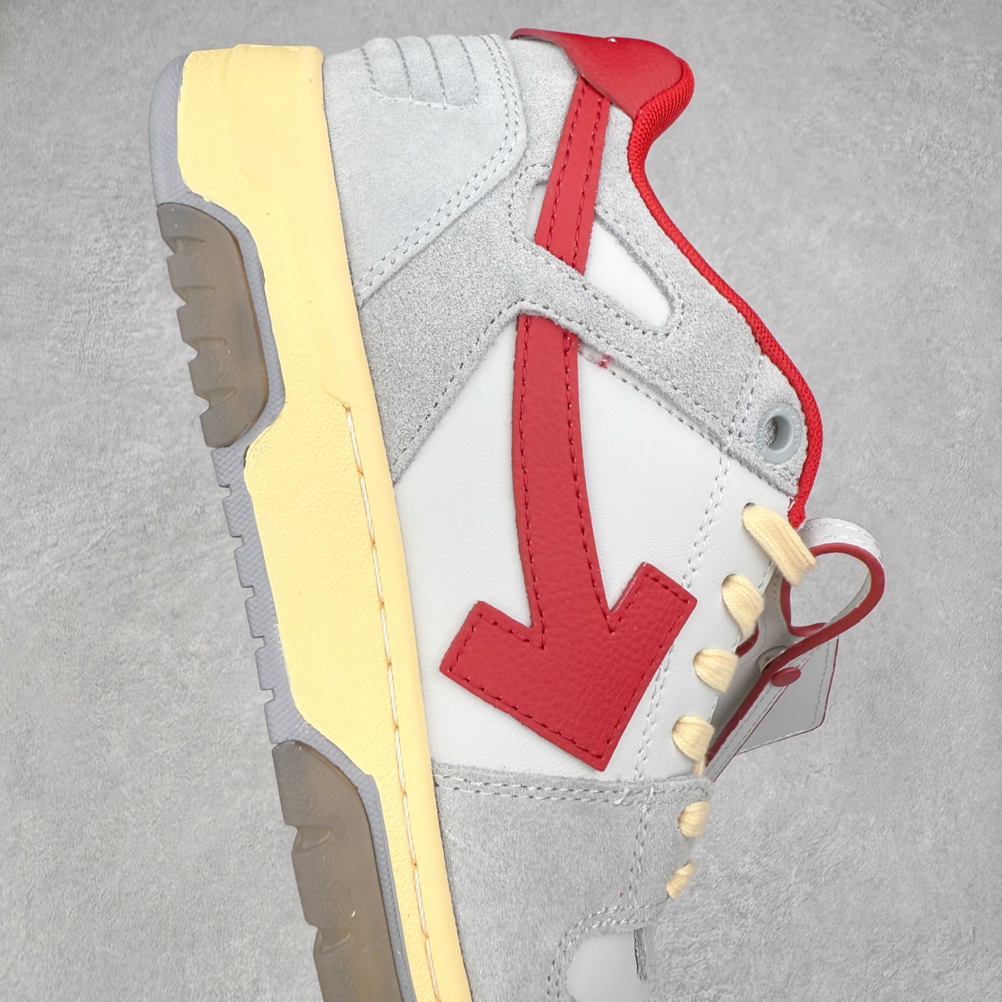 图片[6]-＃KX OFF-WHITE Out Of Office OW低帮时尚板鞋 全套原楦原纸版原鞋开模 全网最正确的版型 独家私模大底 最大开发至46码 大厂出品 细节到位 官方原盒原配 100加配色陆更新 终端控货 优势供应 续众明星上脚 由经典配色打造 箭头符号、ZipTie 标签、1ogo印花等经典元素皆在此呈现 让人一眼明了 Off-White 的潮流身份 单品以黑白配色皮质制成 饰有品牌标志性 zip Tie 束线带吊牌 侧面饰有 Arrows 图案 展现出品牌对街头风格的偏爱 尺码：36 37 38 39 40 41 42 43 44 45 46-选品中心