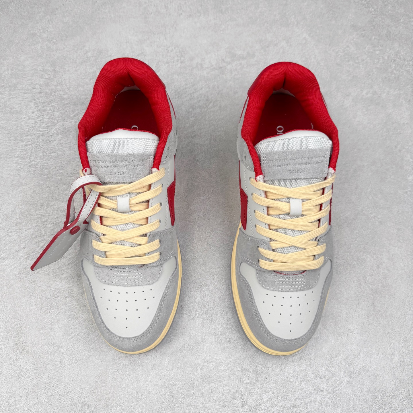 图片[2]-＃KX OFF-WHITE Out Of Office OW低帮时尚板鞋 全套原楦原纸版原鞋开模 全网最正确的版型 独家私模大底 最大开发至46码 大厂出品 细节到位 官方原盒原配 100加配色陆更新 终端控货 优势供应 续众明星上脚 由经典配色打造 箭头符号、ZipTie 标签、1ogo印花等经典元素皆在此呈现 让人一眼明了 Off-White 的潮流身份 单品以黑白配色皮质制成 饰有品牌标志性 zip Tie 束线带吊牌 侧面饰有 Arrows 图案 展现出品牌对街头风格的偏爱 尺码：36 37 38 39 40 41 42 43 44 45 46-选品中心