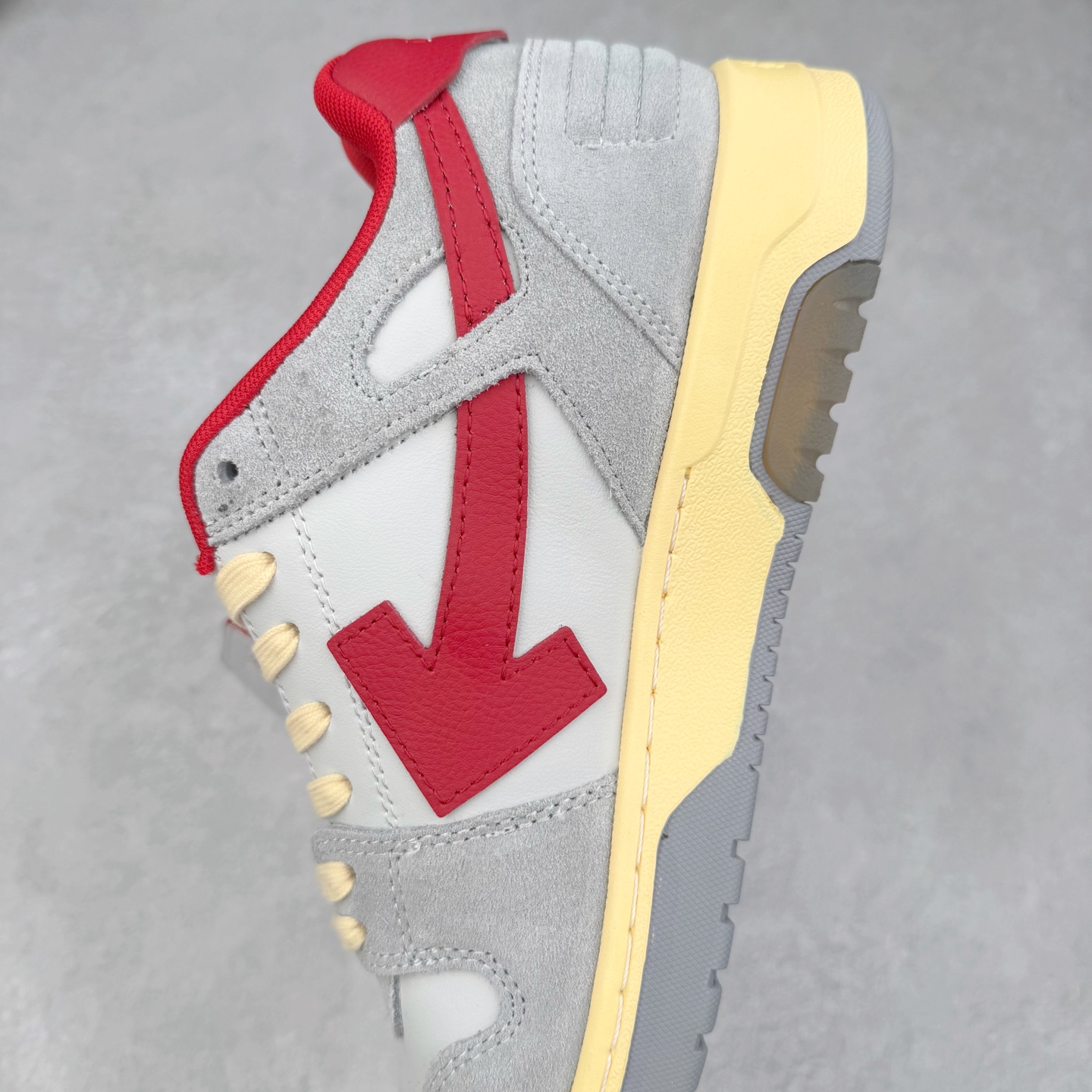 图片[7]-＃KX OFF-WHITE Out Of Office OW低帮时尚板鞋 全套原楦原纸版原鞋开模 全网最正确的版型 独家私模大底 最大开发至46码 大厂出品 细节到位 官方原盒原配 100加配色陆更新 终端控货 优势供应 续众明星上脚 由经典配色打造 箭头符号、ZipTie 标签、1ogo印花等经典元素皆在此呈现 让人一眼明了 Off-White 的潮流身份 单品以黑白配色皮质制成 饰有品牌标志性 zip Tie 束线带吊牌 侧面饰有 Arrows 图案 展现出品牌对街头风格的偏爱 尺码：36 37 38 39 40 41 42 43 44 45 46-选品中心