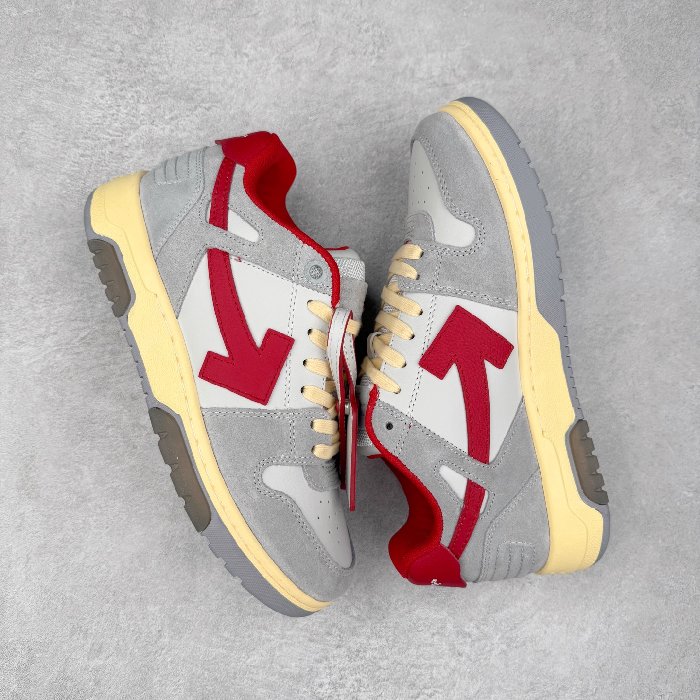 图片[3]-＃KX OFF-WHITE Out Of Office OW低帮时尚板鞋 全套原楦原纸版原鞋开模 全网最正确的版型 独家私模大底 最大开发至46码 大厂出品 细节到位 官方原盒原配 100加配色陆更新 终端控货 优势供应 续众明星上脚 由经典配色打造 箭头符号、ZipTie 标签、1ogo印花等经典元素皆在此呈现 让人一眼明了 Off-White 的潮流身份 单品以黑白配色皮质制成 饰有品牌标志性 zip Tie 束线带吊牌 侧面饰有 Arrows 图案 展现出品牌对街头风格的偏爱 尺码：36 37 38 39 40 41 42 43 44 45 46-选品中心