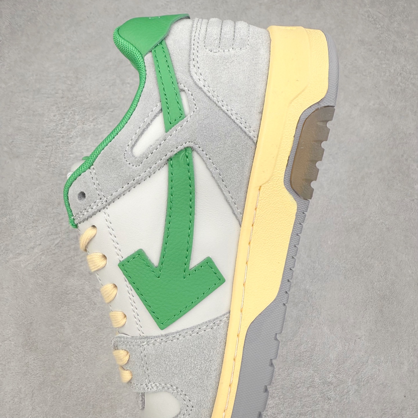 图片[7]-＃KX OFF-WHITE Out Of Office OW低帮时尚板鞋 全套原楦原纸版原鞋开模 全网最正确的版型 独家私模大底 最大开发至46码 大厂出品 细节到位 官方原盒原配 100加配色陆更新 终端控货 优势供应 续众明星上脚 由经典配色打造 箭头符号、ZipTie 标签、1ogo印花等经典元素皆在此呈现 让人一眼明了 Off-White 的潮流身份 单品以黑白配色皮质制成 饰有品牌标志性 zip Tie 束线带吊牌 侧面饰有 Arrows 图案 展现出品牌对街头风格的偏爱 尺码：36 37 38 39 40 41 42 43 44 45 46-选品中心