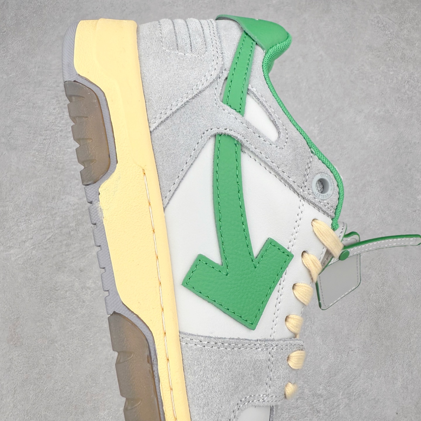 图片[6]-＃KX OFF-WHITE Out Of Office OW低帮时尚板鞋 全套原楦原纸版原鞋开模 全网最正确的版型 独家私模大底 最大开发至46码 大厂出品 细节到位 官方原盒原配 100加配色陆更新 终端控货 优势供应 续众明星上脚 由经典配色打造 箭头符号、ZipTie 标签、1ogo印花等经典元素皆在此呈现 让人一眼明了 Off-White 的潮流身份 单品以黑白配色皮质制成 饰有品牌标志性 zip Tie 束线带吊牌 侧面饰有 Arrows 图案 展现出品牌对街头风格的偏爱 尺码：36 37 38 39 40 41 42 43 44 45 46-选品中心