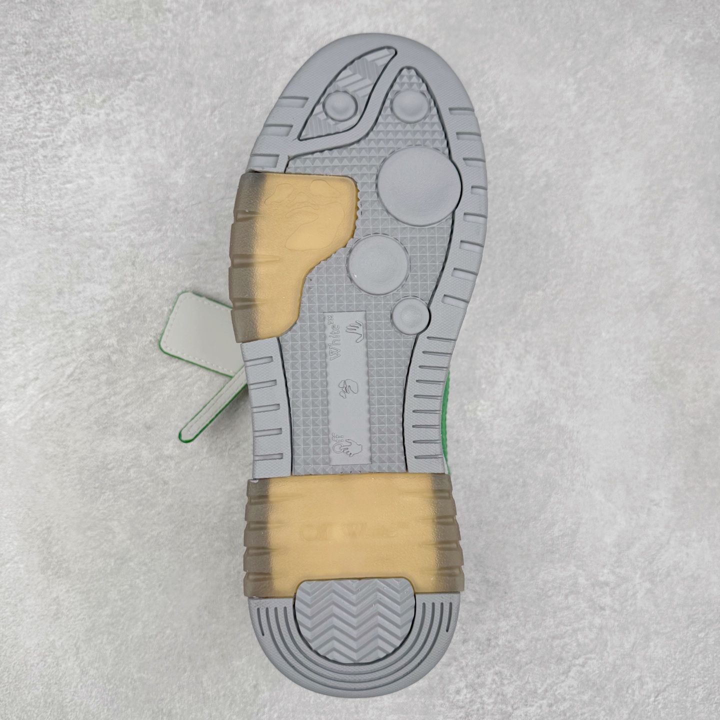 图片[9]-＃KX OFF-WHITE Out Of Office OW低帮时尚板鞋 全套原楦原纸版原鞋开模 全网最正确的版型 独家私模大底 最大开发至46码 大厂出品 细节到位 官方原盒原配 100加配色陆更新 终端控货 优势供应 续众明星上脚 由经典配色打造 箭头符号、ZipTie 标签、1ogo印花等经典元素皆在此呈现 让人一眼明了 Off-White 的潮流身份 单品以黑白配色皮质制成 饰有品牌标志性 zip Tie 束线带吊牌 侧面饰有 Arrows 图案 展现出品牌对街头风格的偏爱 尺码：36 37 38 39 40 41 42 43 44 45 46-选品中心