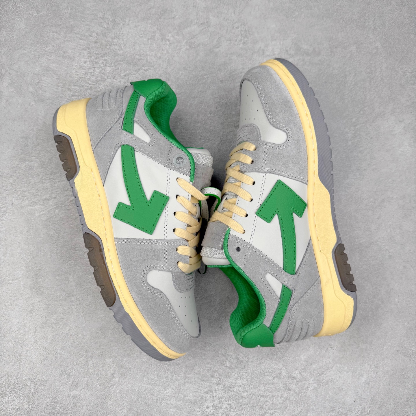 图片[3]-＃KX OFF-WHITE Out Of Office OW低帮时尚板鞋 全套原楦原纸版原鞋开模 全网最正确的版型 独家私模大底 最大开发至46码 大厂出品 细节到位 官方原盒原配 100加配色陆更新 终端控货 优势供应 续众明星上脚 由经典配色打造 箭头符号、ZipTie 标签、1ogo印花等经典元素皆在此呈现 让人一眼明了 Off-White 的潮流身份 单品以黑白配色皮质制成 饰有品牌标志性 zip Tie 束线带吊牌 侧面饰有 Arrows 图案 展现出品牌对街头风格的偏爱 尺码：36 37 38 39 40 41 42 43 44 45 46-选品中心