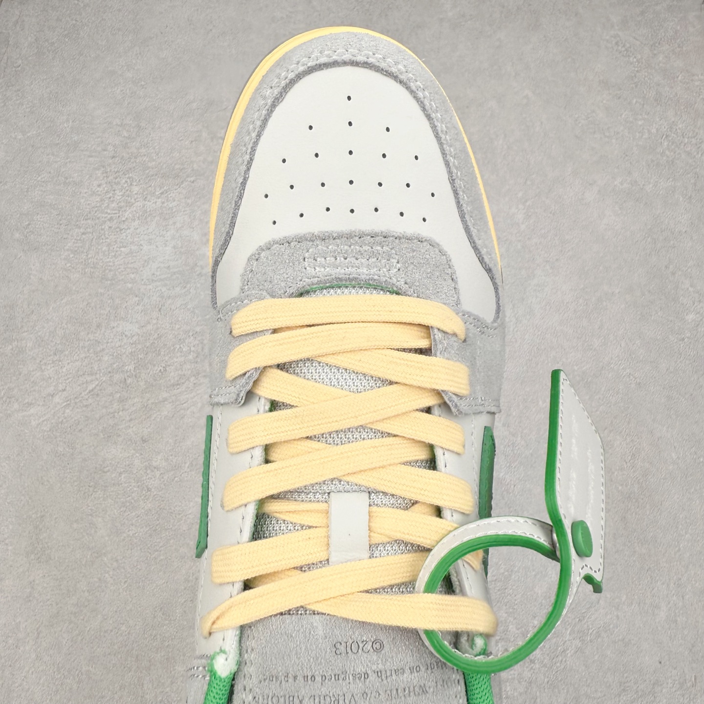 图片[4]-＃KX OFF-WHITE Out Of Office OW低帮时尚板鞋 全套原楦原纸版原鞋开模 全网最正确的版型 独家私模大底 最大开发至46码 大厂出品 细节到位 官方原盒原配 100加配色陆更新 终端控货 优势供应 续众明星上脚 由经典配色打造 箭头符号、ZipTie 标签、1ogo印花等经典元素皆在此呈现 让人一眼明了 Off-White 的潮流身份 单品以黑白配色皮质制成 饰有品牌标志性 zip Tie 束线带吊牌 侧面饰有 Arrows 图案 展现出品牌对街头风格的偏爱 尺码：36 37 38 39 40 41 42 43 44 45 46-选品中心