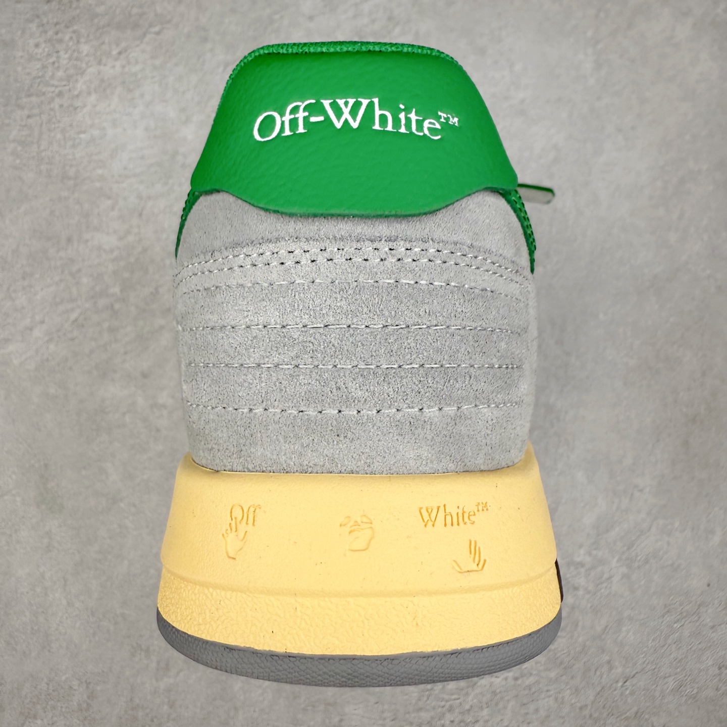 图片[8]-＃KX OFF-WHITE Out Of Office OW低帮时尚板鞋 全套原楦原纸版原鞋开模 全网最正确的版型 独家私模大底 最大开发至46码 大厂出品 细节到位 官方原盒原配 100加配色陆更新 终端控货 优势供应 续众明星上脚 由经典配色打造 箭头符号、ZipTie 标签、1ogo印花等经典元素皆在此呈现 让人一眼明了 Off-White 的潮流身份 单品以黑白配色皮质制成 饰有品牌标志性 zip Tie 束线带吊牌 侧面饰有 Arrows 图案 展现出品牌对街头风格的偏爱 尺码：36 37 38 39 40 41 42 43 44 45 46-选品中心