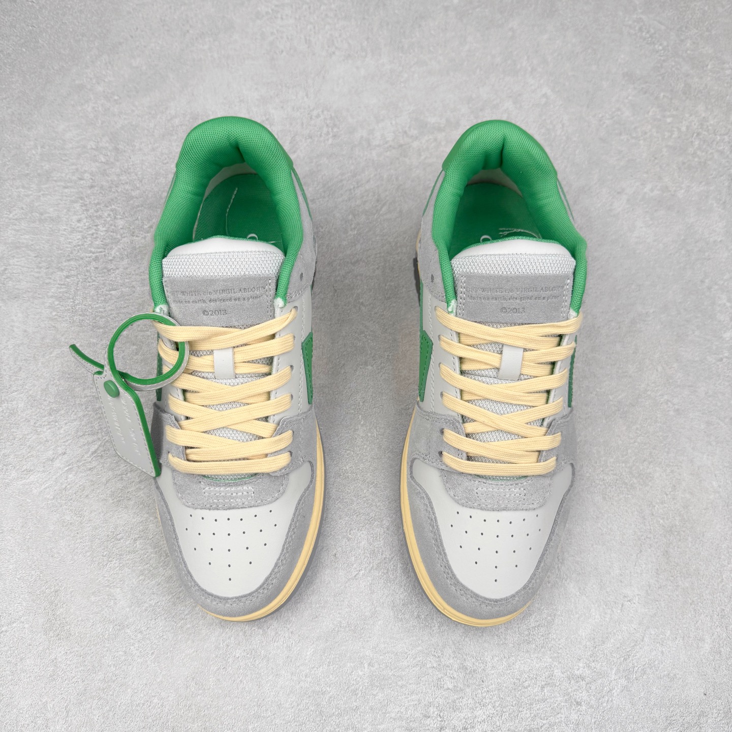 图片[2]-＃KX OFF-WHITE Out Of Office OW低帮时尚板鞋 全套原楦原纸版原鞋开模 全网最正确的版型 独家私模大底 最大开发至46码 大厂出品 细节到位 官方原盒原配 100加配色陆更新 终端控货 优势供应 续众明星上脚 由经典配色打造 箭头符号、ZipTie 标签、1ogo印花等经典元素皆在此呈现 让人一眼明了 Off-White 的潮流身份 单品以黑白配色皮质制成 饰有品牌标志性 zip Tie 束线带吊牌 侧面饰有 Arrows 图案 展现出品牌对街头风格的偏爱 尺码：36 37 38 39 40 41 42 43 44 45 46-选品中心