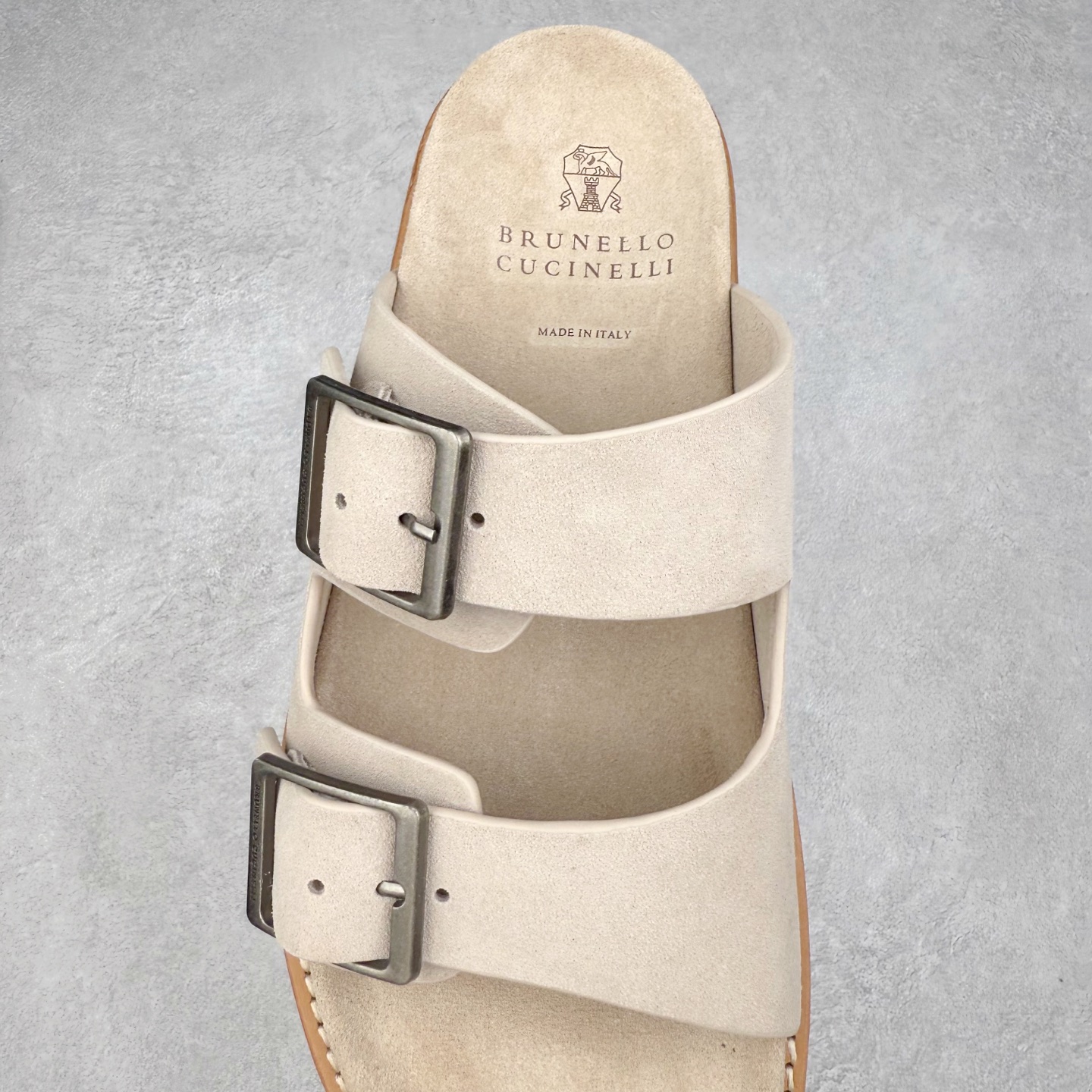 图片[5]-＃GD广顶 Brunello Cucinelli 绒面革 圆头露趾 防滑一字拖鞋 米色 Brunello Cucinelli是来自意大利的世界顶级奢侈品牌，被誉为低调奢华的“山羊绒之王”和“服装界真正的奢侈品”。很多人都知道羊绒Cashmere顶级、昂贵，一穿就脱不下来，还很容易和其他衣服相互搭配，但是，再也没有比Brunello Cucinelli 这个品牌更懂得把顶级的羊绒面料设计出一种“低调的奢华”的风格。尺码：35 36 37 38 39 40 41 42 43 44 45-选品中心