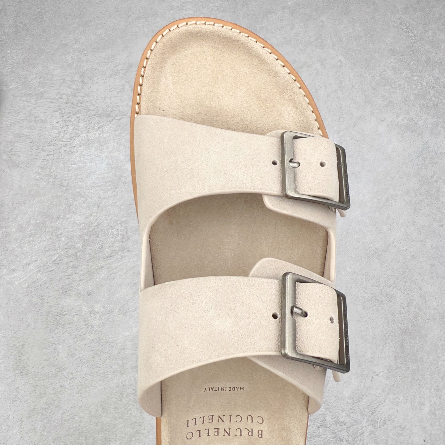 图片[4]-＃GD广顶 Brunello Cucinelli 绒面革 圆头露趾 防滑一字拖鞋 米色 Brunello Cucinelli是来自意大利的世界顶级奢侈品牌，被誉为低调奢华的“山羊绒之王”和“服装界真正的奢侈品”。很多人都知道羊绒Cashmere顶级、昂贵，一穿就脱不下来，还很容易和其他衣服相互搭配，但是，再也没有比Brunello Cucinelli 这个品牌更懂得把顶级的羊绒面料设计出一种“低调的奢华”的风格。尺码：35 36 37 38 39 40 41 42 43 44 45-选品中心