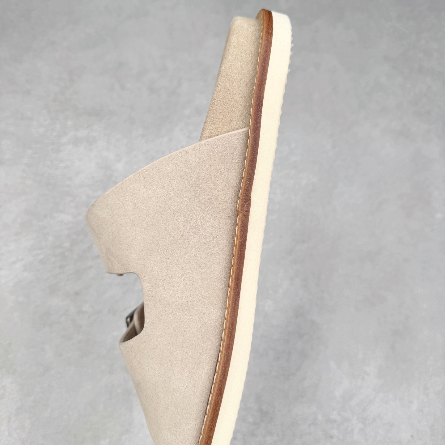 图片[7]-＃GD广顶 Brunello Cucinelli 绒面革 圆头露趾 防滑一字拖鞋 米色 Brunello Cucinelli是来自意大利的世界顶级奢侈品牌，被誉为低调奢华的“山羊绒之王”和“服装界真正的奢侈品”。很多人都知道羊绒Cashmere顶级、昂贵，一穿就脱不下来，还很容易和其他衣服相互搭配，但是，再也没有比Brunello Cucinelli 这个品牌更懂得把顶级的羊绒面料设计出一种“低调的奢华”的风格。尺码：35 36 37 38 39 40 41 42 43 44 45-选品中心