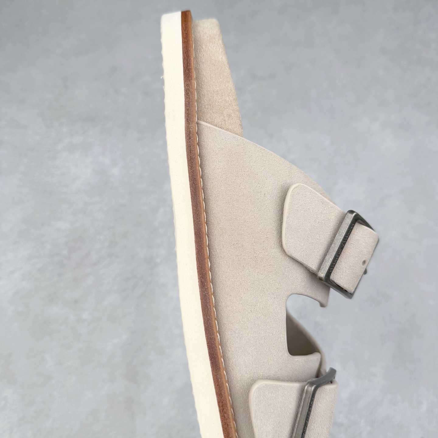 图片[6]-＃GD广顶 Brunello Cucinelli 绒面革 圆头露趾 防滑一字拖鞋 米色 Brunello Cucinelli是来自意大利的世界顶级奢侈品牌，被誉为低调奢华的“山羊绒之王”和“服装界真正的奢侈品”。很多人都知道羊绒Cashmere顶级、昂贵，一穿就脱不下来，还很容易和其他衣服相互搭配，但是，再也没有比Brunello Cucinelli 这个品牌更懂得把顶级的羊绒面料设计出一种“低调的奢华”的风格。尺码：35 36 37 38 39 40 41 42 43 44 45-选品中心