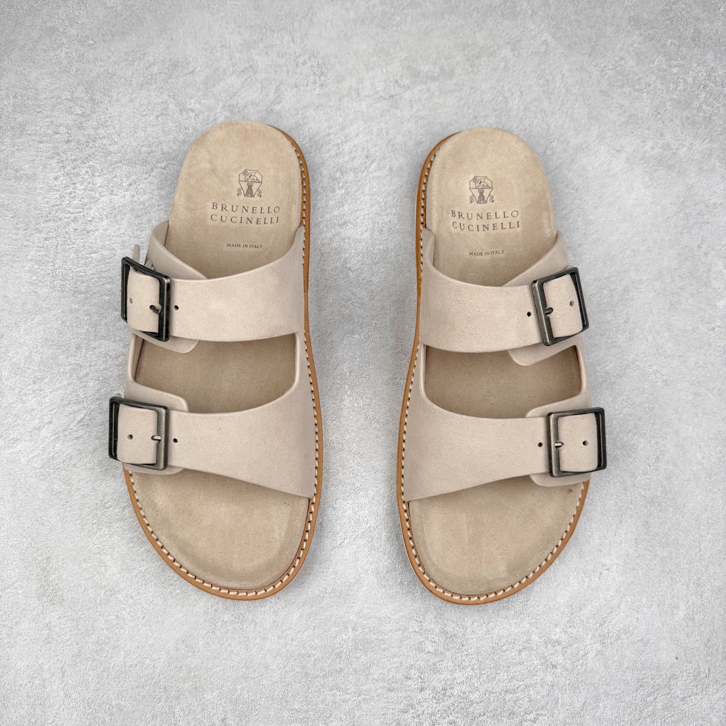 图片[2]-＃GD广顶 Brunello Cucinelli 绒面革 圆头露趾 防滑一字拖鞋 米色 Brunello Cucinelli是来自意大利的世界顶级奢侈品牌，被誉为低调奢华的“山羊绒之王”和“服装界真正的奢侈品”。很多人都知道羊绒Cashmere顶级、昂贵，一穿就脱不下来，还很容易和其他衣服相互搭配，但是，再也没有比Brunello Cucinelli 这个品牌更懂得把顶级的羊绒面料设计出一种“低调的奢华”的风格。尺码：35 36 37 38 39 40 41 42 43 44 45-选品中心