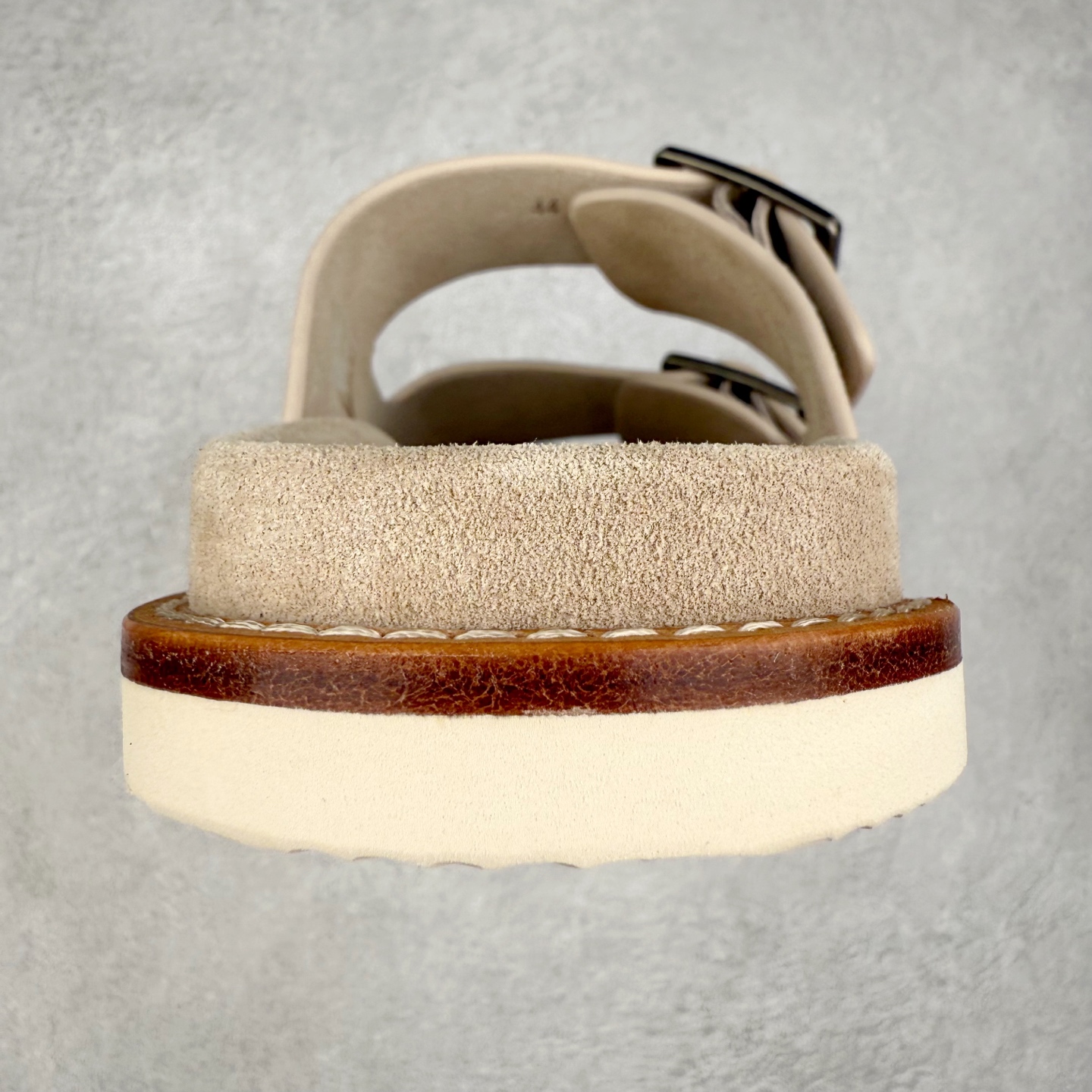 图片[8]-＃GD广顶 Brunello Cucinelli 绒面革 圆头露趾 防滑一字拖鞋 米色 Brunello Cucinelli是来自意大利的世界顶级奢侈品牌，被誉为低调奢华的“山羊绒之王”和“服装界真正的奢侈品”。很多人都知道羊绒Cashmere顶级、昂贵，一穿就脱不下来，还很容易和其他衣服相互搭配，但是，再也没有比Brunello Cucinelli 这个品牌更懂得把顶级的羊绒面料设计出一种“低调的奢华”的风格。尺码：35 36 37 38 39 40 41 42 43 44 45-选品中心