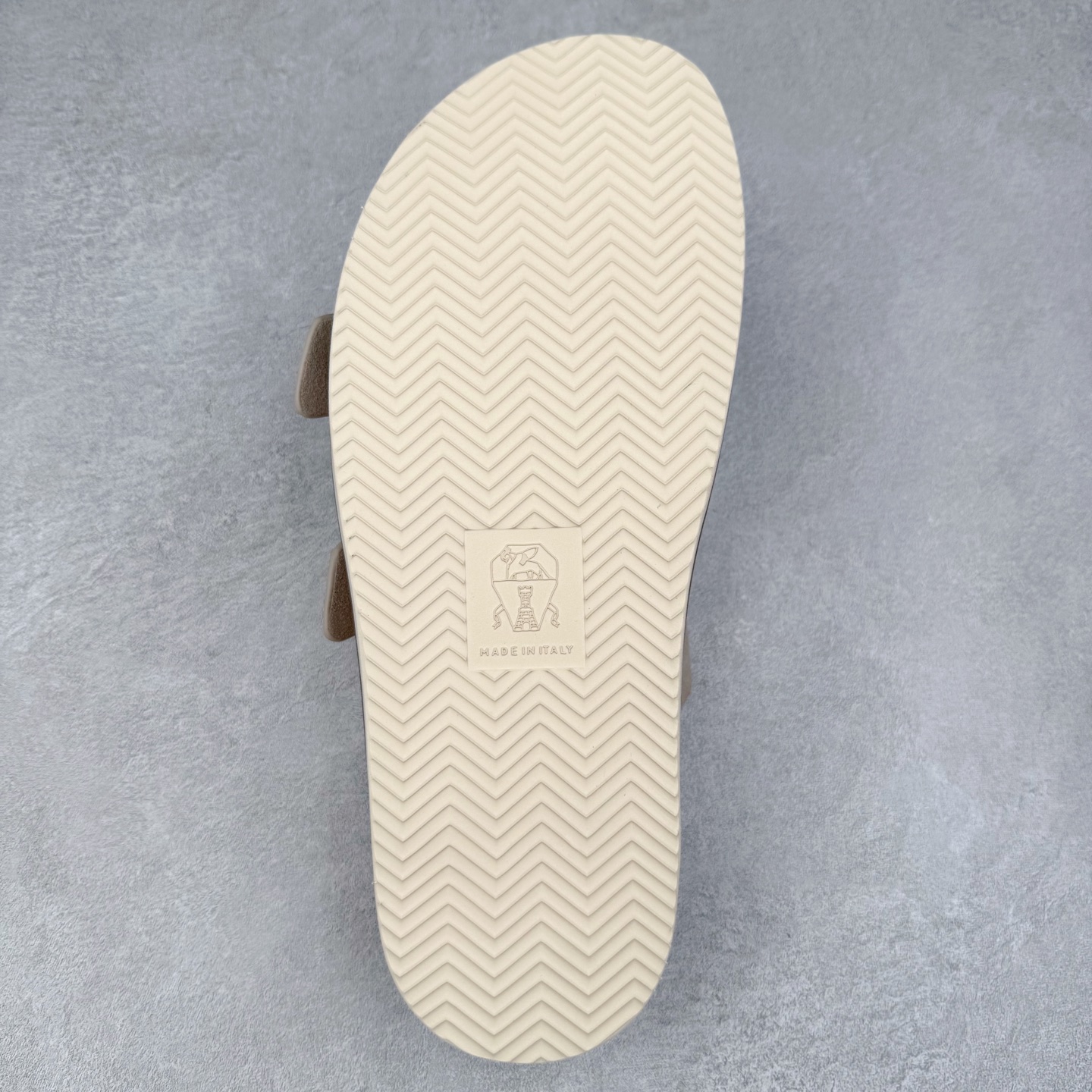 图片[9]-＃GD广顶 Brunello Cucinelli 绒面革 圆头露趾 防滑一字拖鞋 米色 Brunello Cucinelli是来自意大利的世界顶级奢侈品牌，被誉为低调奢华的“山羊绒之王”和“服装界真正的奢侈品”。很多人都知道羊绒Cashmere顶级、昂贵，一穿就脱不下来，还很容易和其他衣服相互搭配，但是，再也没有比Brunello Cucinelli 这个品牌更懂得把顶级的羊绒面料设计出一种“低调的奢华”的风格。尺码：35 36 37 38 39 40 41 42 43 44 45-选品中心