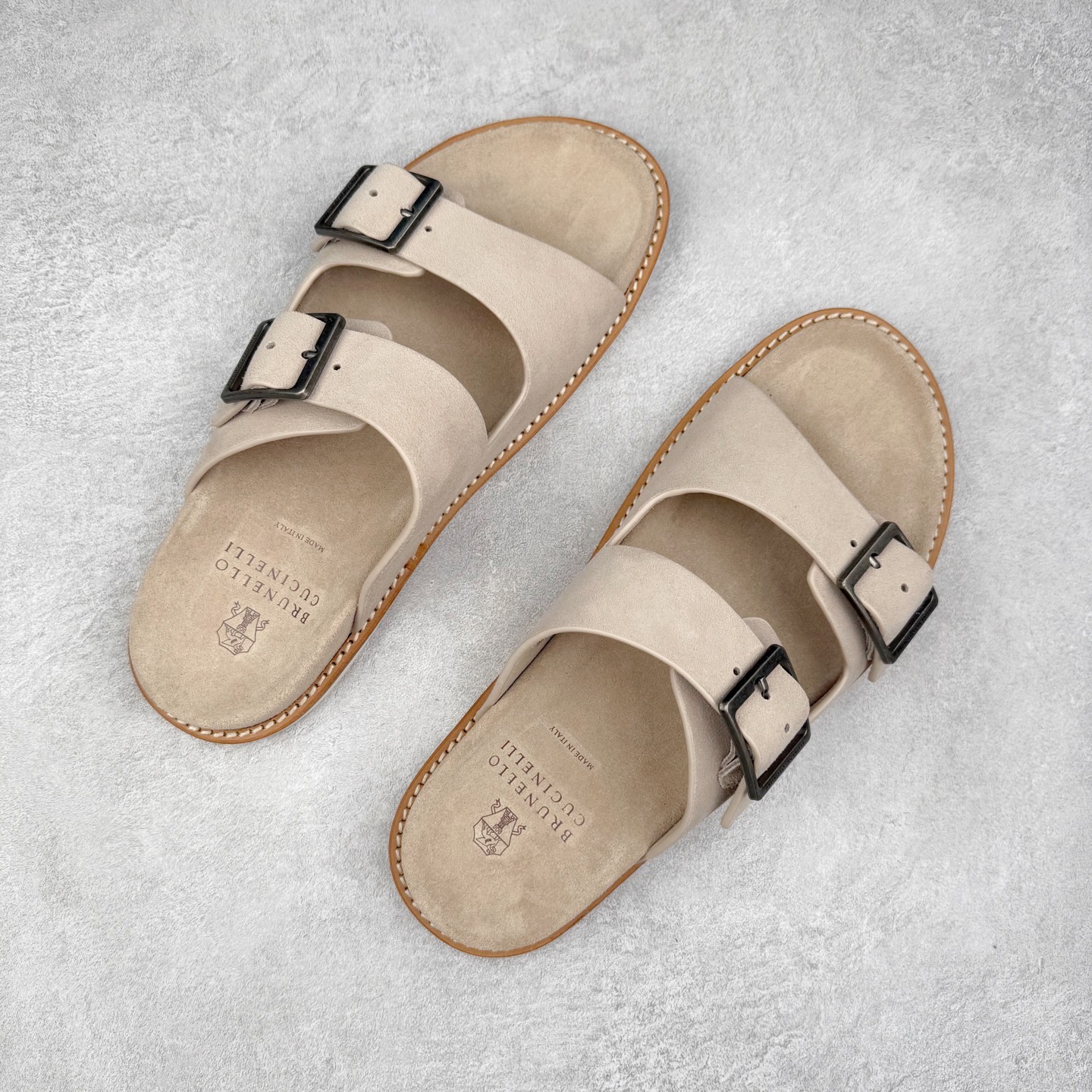 图片[3]-＃GD广顶 Brunello Cucinelli 绒面革 圆头露趾 防滑一字拖鞋 米色 Brunello Cucinelli是来自意大利的世界顶级奢侈品牌，被誉为低调奢华的“山羊绒之王”和“服装界真正的奢侈品”。很多人都知道羊绒Cashmere顶级、昂贵，一穿就脱不下来，还很容易和其他衣服相互搭配，但是，再也没有比Brunello Cucinelli 这个品牌更懂得把顶级的羊绒面料设计出一种“低调的奢华”的风格。尺码：35 36 37 38 39 40 41 42 43 44 45-选品中心