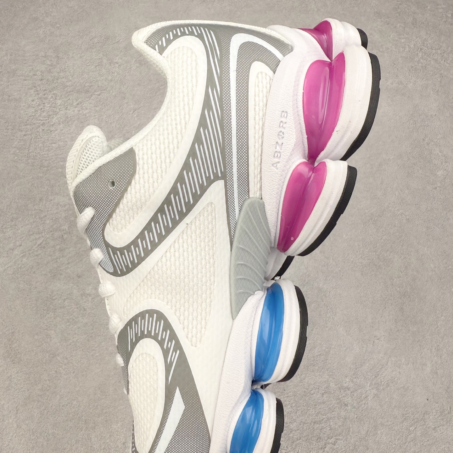 图片[7]-New Balance NB2000 舒适百搭防滑耐磨低帮 休闲跑步鞋 New Balance 在近两年的球鞋市场屡出奇招，在经典鞋型保持进一步增长的同时，推出的每一款新鞋型也都有傲人的战绩。在 327、9060 等鞋型获得成功之后，今天 New Balance 家族又迎来了新鲜血液的注入。这双 New Balance 2000 依然是融合了新旧元素的跑鞋造型，命名为 2000，或许是它的设计理念有着 Y2K 的血统。最大的亮点，在于这双鞋的中底。外侧以五个 ABZORB 单元，带来极具辨识度和冲击力的视觉效果，让这双鞋在外观和脚感方面都颇具吸引力。尺码：36 37 37.5 38 38.5 39 40 40.5 41 42 42.5 43 44 45 46-选品中心