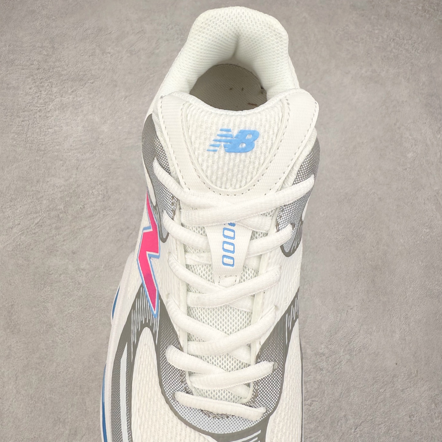 图片[5]-New Balance NB2000 舒适百搭防滑耐磨低帮 休闲跑步鞋 New Balance 在近两年的球鞋市场屡出奇招，在经典鞋型保持进一步增长的同时，推出的每一款新鞋型也都有傲人的战绩。在 327、9060 等鞋型获得成功之后，今天 New Balance 家族又迎来了新鲜血液的注入。这双 New Balance 2000 依然是融合了新旧元素的跑鞋造型，命名为 2000，或许是它的设计理念有着 Y2K 的血统。最大的亮点，在于这双鞋的中底。外侧以五个 ABZORB 单元，带来极具辨识度和冲击力的视觉效果，让这双鞋在外观和脚感方面都颇具吸引力。尺码：36 37 37.5 38 38.5 39 40 40.5 41 42 42.5 43 44 45 46-选品中心