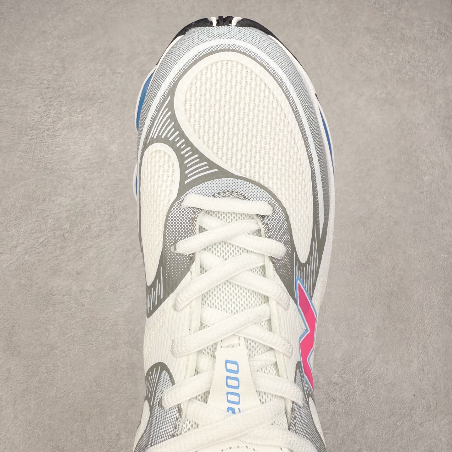 图片[4]-New Balance NB2000 舒适百搭防滑耐磨低帮 休闲跑步鞋 New Balance 在近两年的球鞋市场屡出奇招，在经典鞋型保持进一步增长的同时，推出的每一款新鞋型也都有傲人的战绩。在 327、9060 等鞋型获得成功之后，今天 New Balance 家族又迎来了新鲜血液的注入。这双 New Balance 2000 依然是融合了新旧元素的跑鞋造型，命名为 2000，或许是它的设计理念有着 Y2K 的血统。最大的亮点，在于这双鞋的中底。外侧以五个 ABZORB 单元，带来极具辨识度和冲击力的视觉效果，让这双鞋在外观和脚感方面都颇具吸引力。尺码：36 37 37.5 38 38.5 39 40 40.5 41 42 42.5 43 44 45 46-选品中心