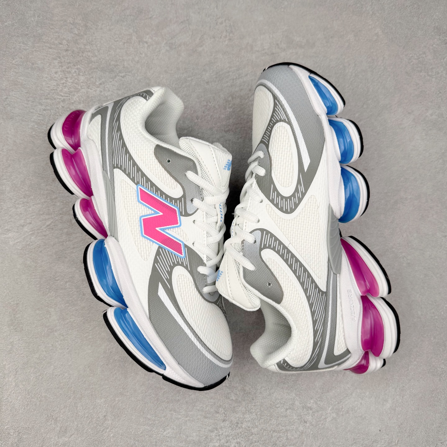 图片[3]-New Balance NB2000 舒适百搭防滑耐磨低帮 休闲跑步鞋 New Balance 在近两年的球鞋市场屡出奇招，在经典鞋型保持进一步增长的同时，推出的每一款新鞋型也都有傲人的战绩。在 327、9060 等鞋型获得成功之后，今天 New Balance 家族又迎来了新鲜血液的注入。这双 New Balance 2000 依然是融合了新旧元素的跑鞋造型，命名为 2000，或许是它的设计理念有着 Y2K 的血统。最大的亮点，在于这双鞋的中底。外侧以五个 ABZORB 单元，带来极具辨识度和冲击力的视觉效果，让这双鞋在外观和脚感方面都颇具吸引力。尺码：36 37 37.5 38 38.5 39 40 40.5 41 42 42.5 43 44 45 46-选品中心