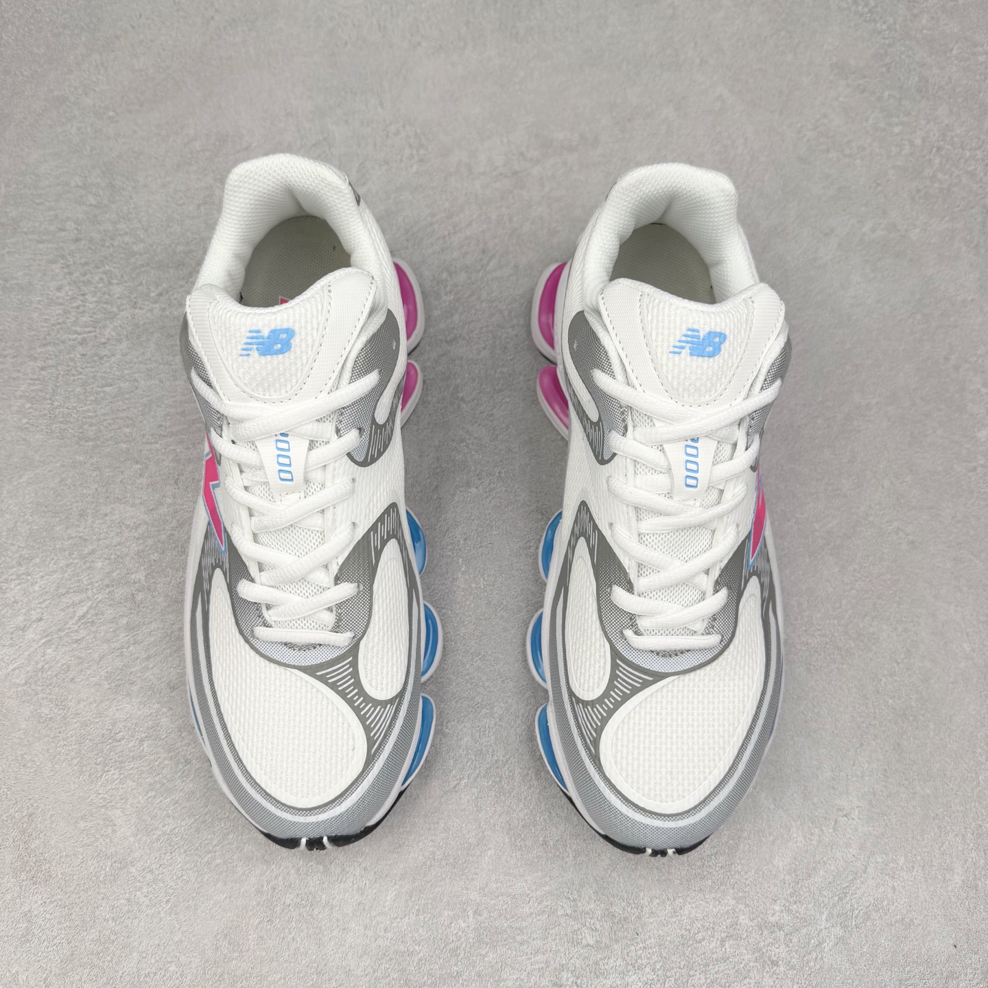 图片[2]-New Balance NB2000 舒适百搭防滑耐磨低帮 休闲跑步鞋 New Balance 在近两年的球鞋市场屡出奇招，在经典鞋型保持进一步增长的同时，推出的每一款新鞋型也都有傲人的战绩。在 327、9060 等鞋型获得成功之后，今天 New Balance 家族又迎来了新鲜血液的注入。这双 New Balance 2000 依然是融合了新旧元素的跑鞋造型，命名为 2000，或许是它的设计理念有着 Y2K 的血统。最大的亮点，在于这双鞋的中底。外侧以五个 ABZORB 单元，带来极具辨识度和冲击力的视觉效果，让这双鞋在外观和脚感方面都颇具吸引力。尺码：36 37 37.5 38 38.5 39 40 40.5 41 42 42.5 43 44 45 46-选品中心