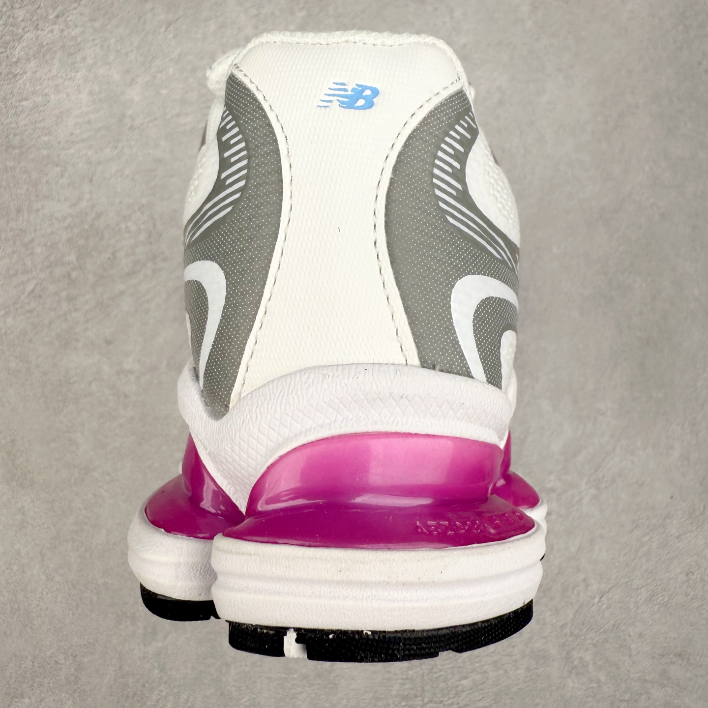 图片[8]-New Balance NB2000 舒适百搭防滑耐磨低帮 休闲跑步鞋 New Balance 在近两年的球鞋市场屡出奇招，在经典鞋型保持进一步增长的同时，推出的每一款新鞋型也都有傲人的战绩。在 327、9060 等鞋型获得成功之后，今天 New Balance 家族又迎来了新鲜血液的注入。这双 New Balance 2000 依然是融合了新旧元素的跑鞋造型，命名为 2000，或许是它的设计理念有着 Y2K 的血统。最大的亮点，在于这双鞋的中底。外侧以五个 ABZORB 单元，带来极具辨识度和冲击力的视觉效果，让这双鞋在外观和脚感方面都颇具吸引力。尺码：36 37 37.5 38 38.5 39 40 40.5 41 42 42.5 43 44 45 46-选品中心