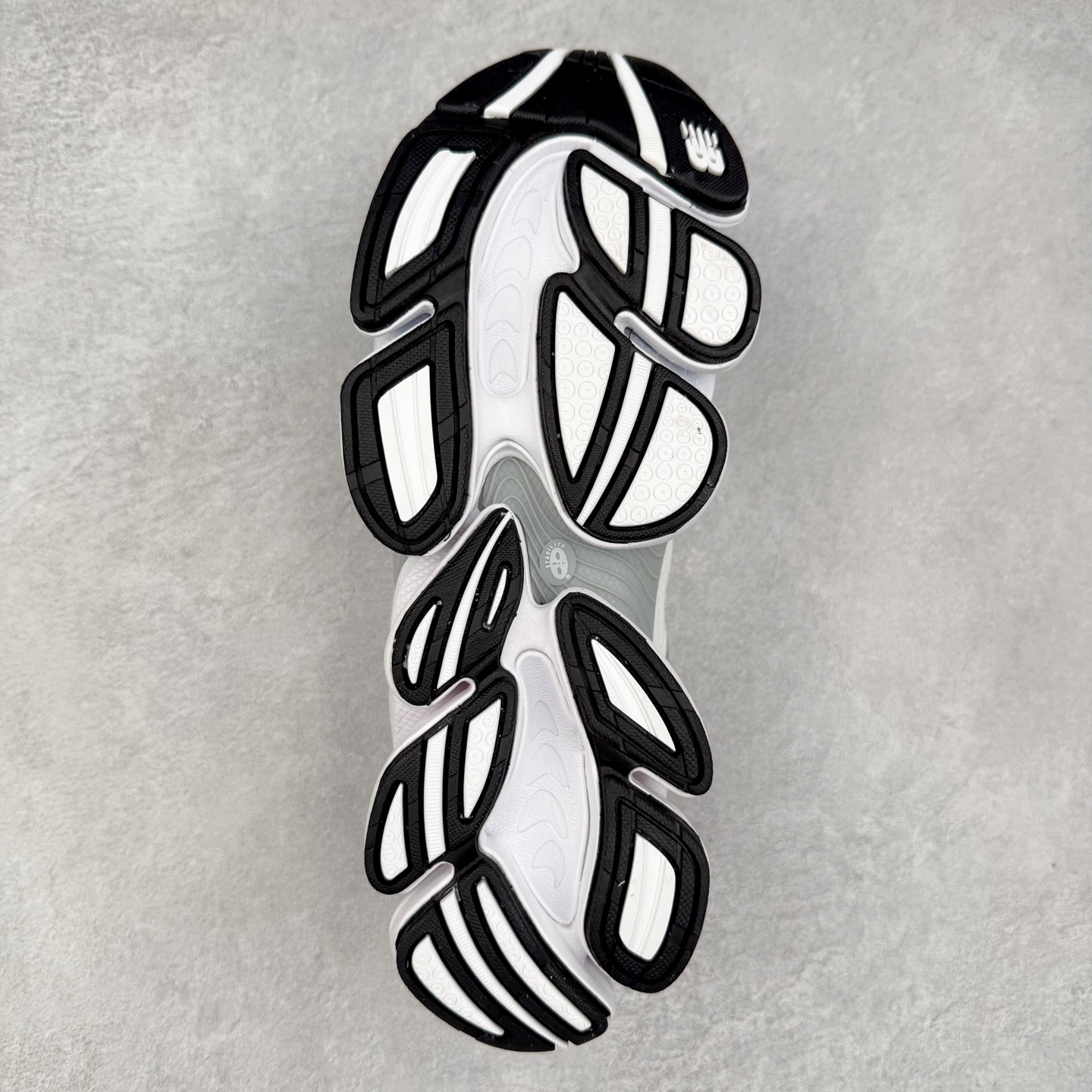 图片[9]-New Balance NB2000 舒适百搭防滑耐磨低帮 休闲跑步鞋 New Balance 在近两年的球鞋市场屡出奇招，在经典鞋型保持进一步增长的同时，推出的每一款新鞋型也都有傲人的战绩。在 327、9060 等鞋型获得成功之后，今天 New Balance 家族又迎来了新鲜血液的注入。这双 New Balance 2000 依然是融合了新旧元素的跑鞋造型，命名为 2000，或许是它的设计理念有着 Y2K 的血统。最大的亮点，在于这双鞋的中底。外侧以五个 ABZORB 单元，带来极具辨识度和冲击力的视觉效果，让这双鞋在外观和脚感方面都颇具吸引力。尺码：36 37 37.5 38 38.5 39 40 40.5 41 42 42.5 43 44 45 46-选品中心