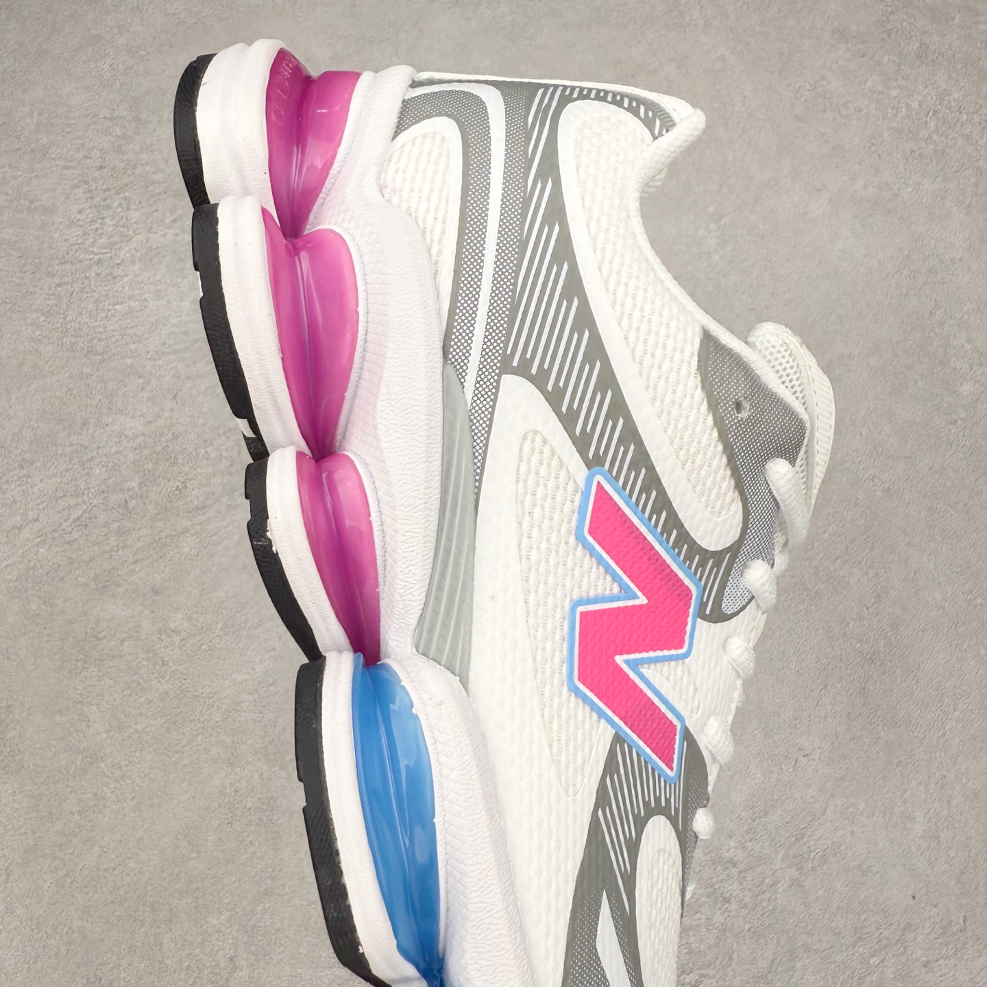 图片[6]-New Balance NB2000 舒适百搭防滑耐磨低帮 休闲跑步鞋 New Balance 在近两年的球鞋市场屡出奇招，在经典鞋型保持进一步增长的同时，推出的每一款新鞋型也都有傲人的战绩。在 327、9060 等鞋型获得成功之后，今天 New Balance 家族又迎来了新鲜血液的注入。这双 New Balance 2000 依然是融合了新旧元素的跑鞋造型，命名为 2000，或许是它的设计理念有着 Y2K 的血统。最大的亮点，在于这双鞋的中底。外侧以五个 ABZORB 单元，带来极具辨识度和冲击力的视觉效果，让这双鞋在外观和脚感方面都颇具吸引力。尺码：36 37 37.5 38 38.5 39 40 40.5 41 42 42.5 43 44 45 46-选品中心