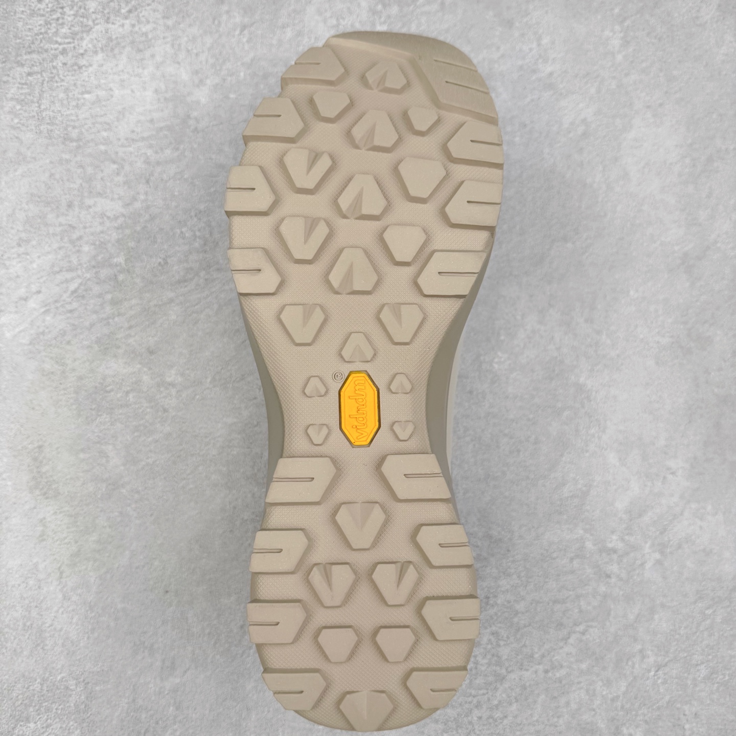 图片[9]-＃HP Arcteryx Vertex Alpine GTX 始祖鸟舒适百搭耐磨防水支撑轻便低帮登山鞋 Arcteryx中文名始祖鸟 加拿大户外服饰品牌 1989年创立于加拿大温哥华 始祖鸟来自加拿大海岸山脉 植根高山的专业户外品牌 始终秉承对精湛设计和工艺孜孜以求的准则 从1989年创立至今 Arcteryx始终不断在产品设计与做工上不惜工本 以满足始祖鸟的标准 品质、设计以及精简的理念造就了其良好的性能 并能满足严苛环境下的使用需求 尺码：36 37 38 39 40 41 42 43 44 45-选品中心