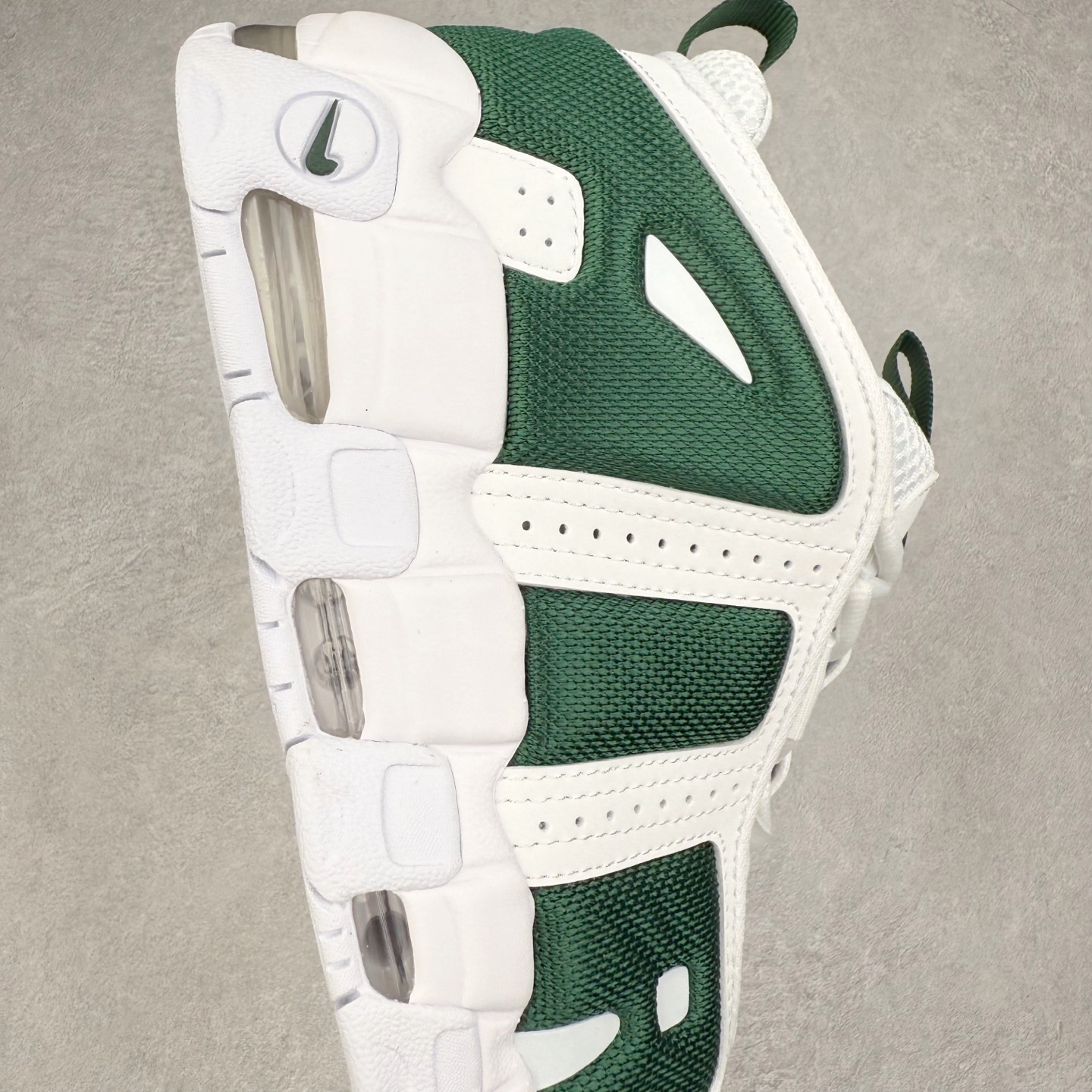 图片[6]-NK Air More Uptempo 皮蓬舒适防滑耐磨 低帮 复古篮球鞋 FZ3055-102 男女同款 实拍调校N版已经零色差零失真 百分百还原实物色彩所见即所得 不存在货不对板色差等低级问题 选购参考实物拍摄 不混卖不参货 只用心做好货严格选品 承诺混一赔十 尺码：36 36.5 37.5 38 38.5 39 40 40.5 41 42 42.5 43 44 44.5 45-选品中心