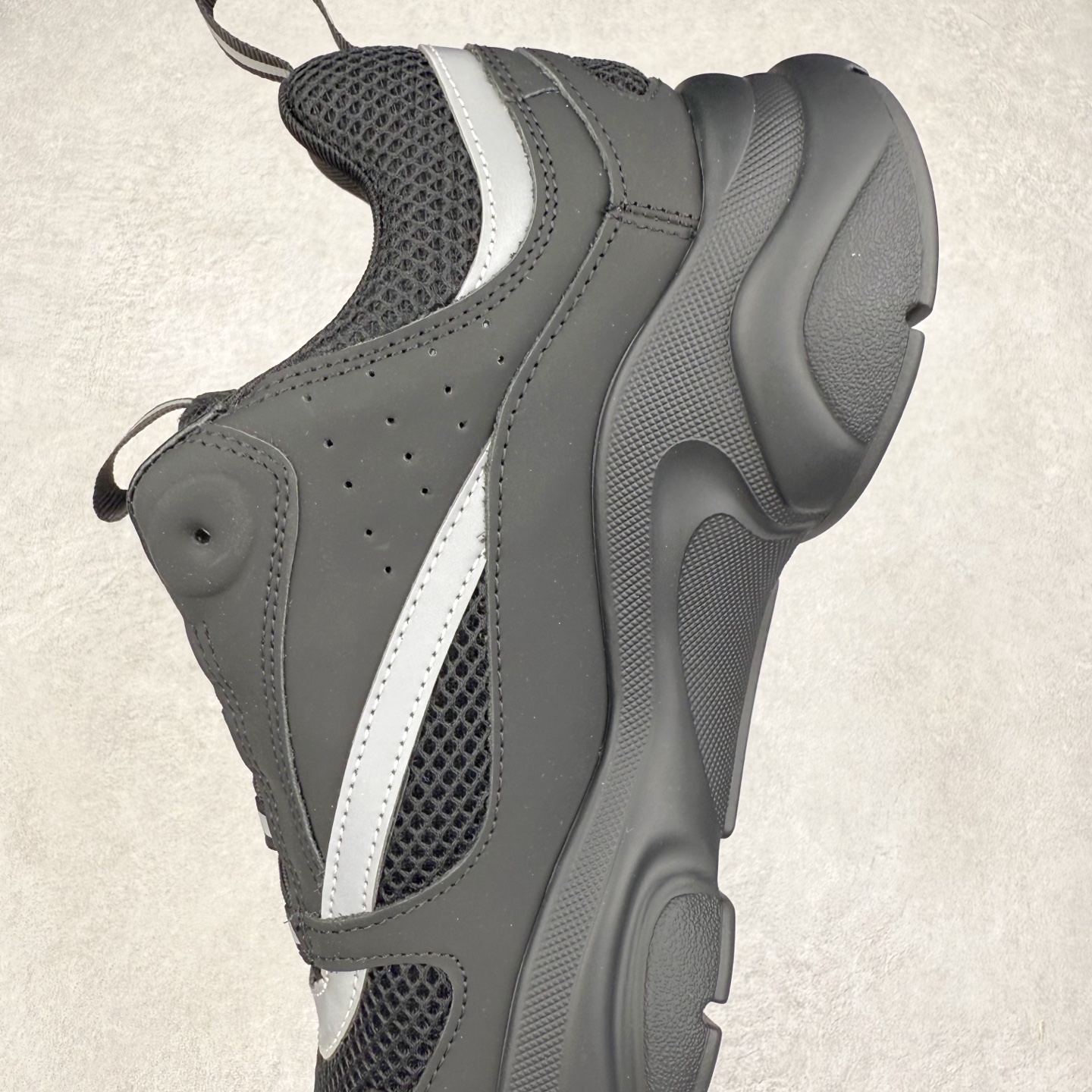 图片[7]-Dior 迪奥B22 男款慢跑时装运动鞋 “白色18” 广东原产原楦原纸版数据开发 配置专柜购物袋及配件(配置抗压快递外包牛皮纸壳 采用光滑牛皮革组合网织布面材质 正确吸汗网布贴合海玻璃CD压纹鞋垫独家开发TPU弹力中底组合TR光泽耐韧锯齿橡胶大底 法国高奢时装品牌-迪奥·桀傲/Dior Homme B22 Trainer Sneaker系列复古厚底老爹风休闲运动慢跑鞋“生胶底” 这款单品从复古慢跑鞋汲取灵感。采用厚实的低帮设计，精选牛皮与网眼织物拼接鞋面，搭配黑白相间的刻花橡胶鞋底。侧面带有浮雕“CD”标志装饰。尺码：39 40 41 42 43 44 45 46 47-选品中心