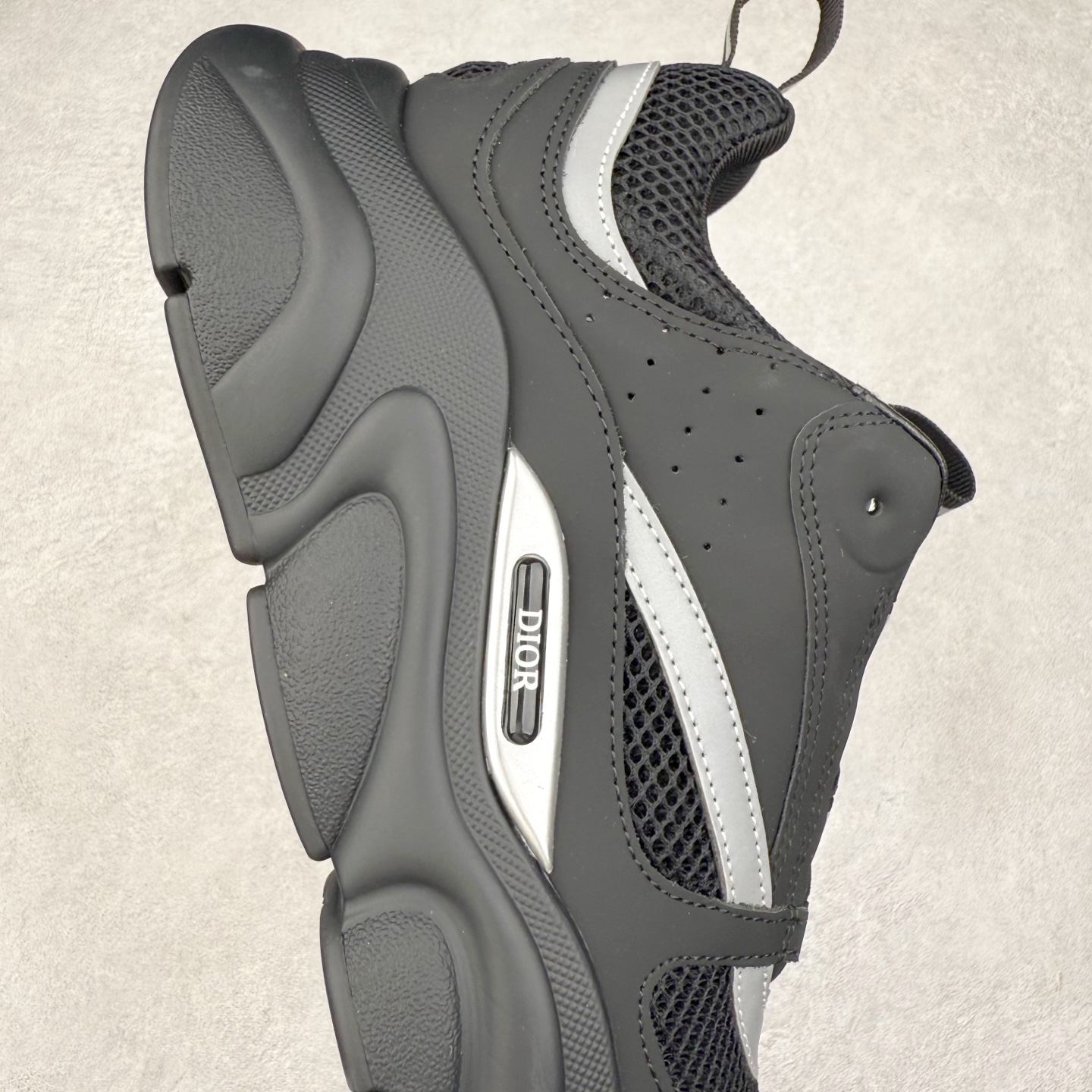 图片[6]-Dior 迪奥B22 男款慢跑时装运动鞋 “白色18” 广东原产原楦原纸版数据开发 配置专柜购物袋及配件(配置抗压快递外包牛皮纸壳 采用光滑牛皮革组合网织布面材质 正确吸汗网布贴合海玻璃CD压纹鞋垫独家开发TPU弹力中底组合TR光泽耐韧锯齿橡胶大底 法国高奢时装品牌-迪奥·桀傲/Dior Homme B22 Trainer Sneaker系列复古厚底老爹风休闲运动慢跑鞋“生胶底” 这款单品从复古慢跑鞋汲取灵感。采用厚实的低帮设计，精选牛皮与网眼织物拼接鞋面，搭配黑白相间的刻花橡胶鞋底。侧面带有浮雕“CD”标志装饰。尺码：39 40 41 42 43 44 45 46 47-选品中心