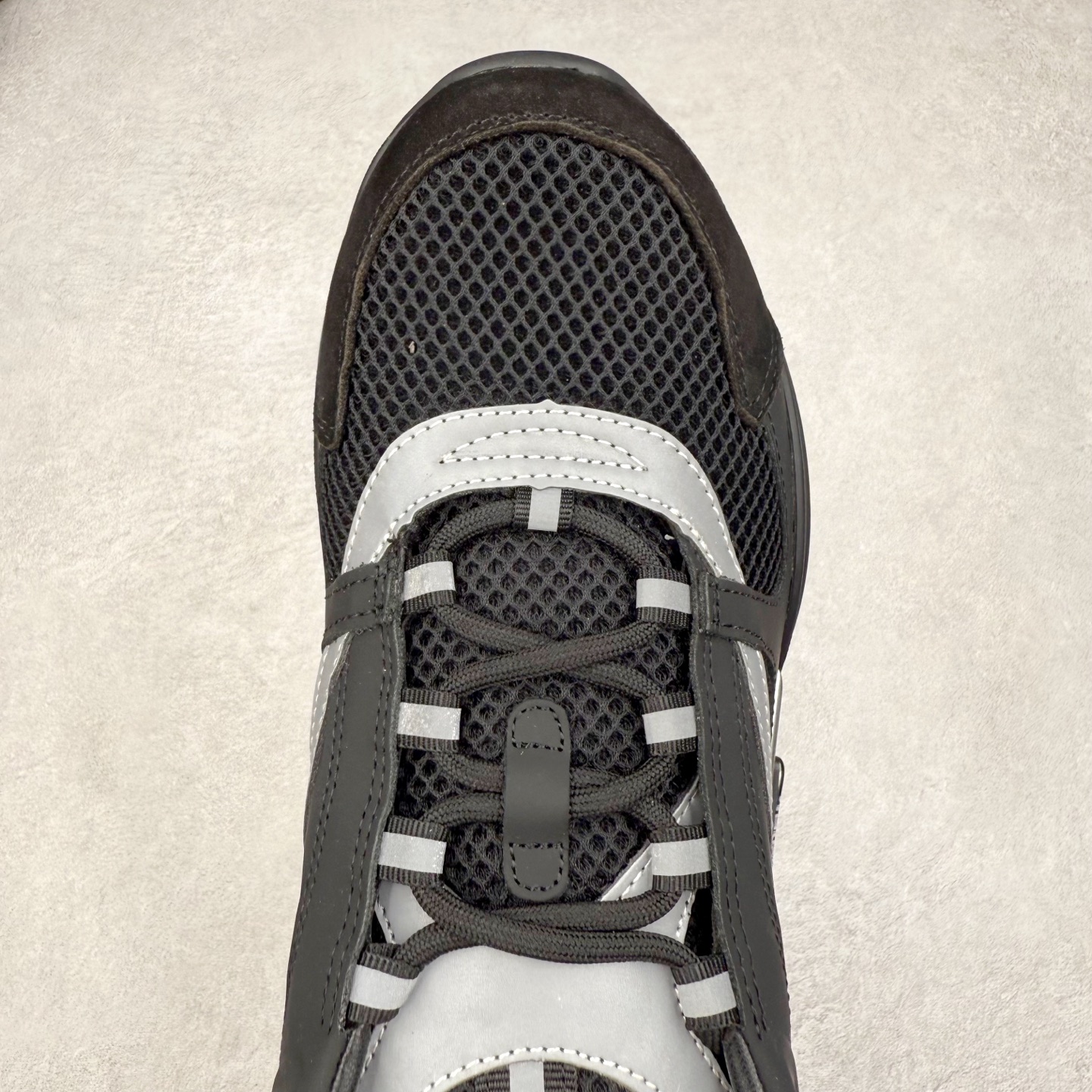 图片[4]-Dior 迪奥B22 男款慢跑时装运动鞋 “白色18” 广东原产原楦原纸版数据开发 配置专柜购物袋及配件(配置抗压快递外包牛皮纸壳 采用光滑牛皮革组合网织布面材质 正确吸汗网布贴合海玻璃CD压纹鞋垫独家开发TPU弹力中底组合TR光泽耐韧锯齿橡胶大底 法国高奢时装品牌-迪奥·桀傲/Dior Homme B22 Trainer Sneaker系列复古厚底老爹风休闲运动慢跑鞋“生胶底” 这款单品从复古慢跑鞋汲取灵感。采用厚实的低帮设计，精选牛皮与网眼织物拼接鞋面，搭配黑白相间的刻花橡胶鞋底。侧面带有浮雕“CD”标志装饰。尺码：39 40 41 42 43 44 45 46 47-选品中心