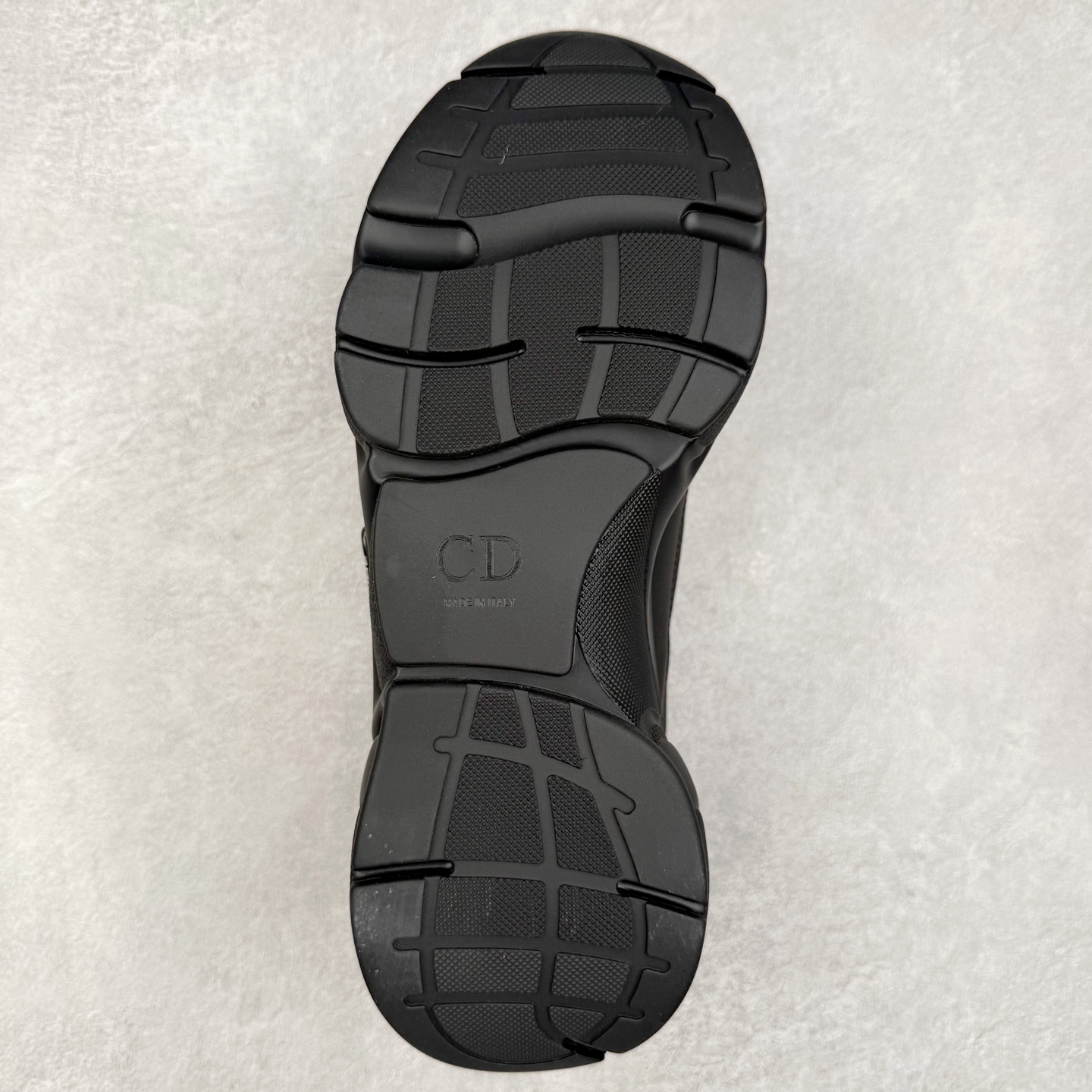 图片[9]-Dior 迪奥B22 男款慢跑时装运动鞋 “白色18” 广东原产原楦原纸版数据开发 配置专柜购物袋及配件(配置抗压快递外包牛皮纸壳 采用光滑牛皮革组合网织布面材质 正确吸汗网布贴合海玻璃CD压纹鞋垫独家开发TPU弹力中底组合TR光泽耐韧锯齿橡胶大底 法国高奢时装品牌-迪奥·桀傲/Dior Homme B22 Trainer Sneaker系列复古厚底老爹风休闲运动慢跑鞋“生胶底” 这款单品从复古慢跑鞋汲取灵感。采用厚实的低帮设计，精选牛皮与网眼织物拼接鞋面，搭配黑白相间的刻花橡胶鞋底。侧面带有浮雕“CD”标志装饰。尺码：39 40 41 42 43 44 45 46 47-选品中心