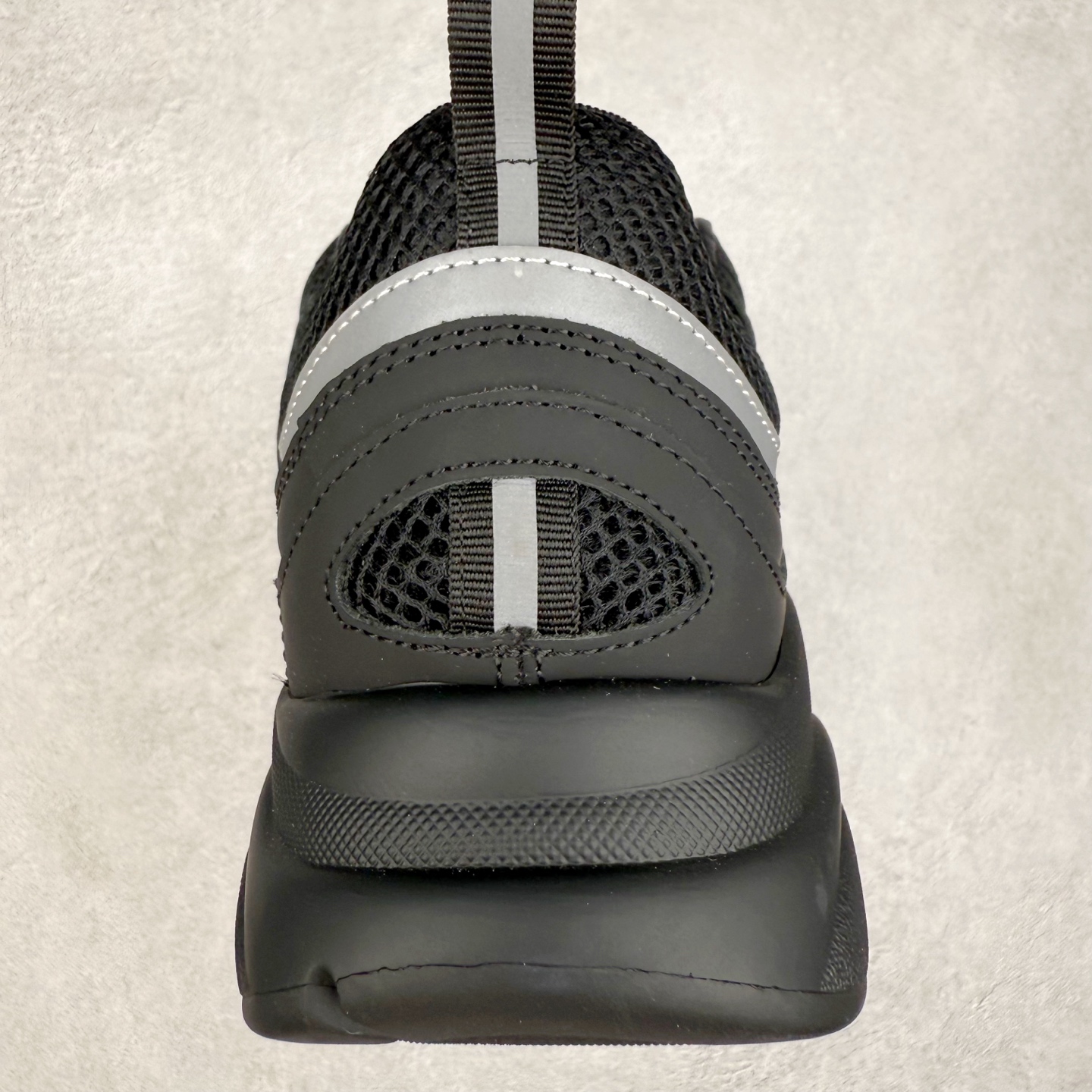 图片[8]-Dior 迪奥B22 男款慢跑时装运动鞋 “白色18” 广东原产原楦原纸版数据开发 配置专柜购物袋及配件(配置抗压快递外包牛皮纸壳 采用光滑牛皮革组合网织布面材质 正确吸汗网布贴合海玻璃CD压纹鞋垫独家开发TPU弹力中底组合TR光泽耐韧锯齿橡胶大底 法国高奢时装品牌-迪奥·桀傲/Dior Homme B22 Trainer Sneaker系列复古厚底老爹风休闲运动慢跑鞋“生胶底” 这款单品从复古慢跑鞋汲取灵感。采用厚实的低帮设计，精选牛皮与网眼织物拼接鞋面，搭配黑白相间的刻花橡胶鞋底。侧面带有浮雕“CD”标志装饰。尺码：39 40 41 42 43 44 45 46 47-选品中心