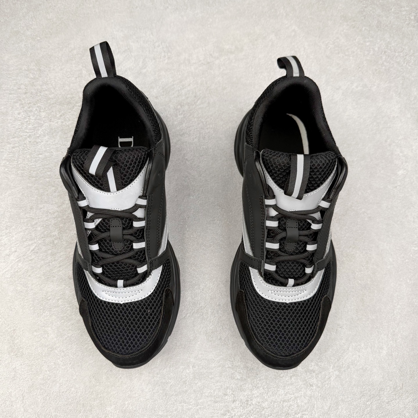 图片[2]-Dior 迪奥B22 男款慢跑时装运动鞋 “白色18” 广东原产原楦原纸版数据开发 配置专柜购物袋及配件(配置抗压快递外包牛皮纸壳 采用光滑牛皮革组合网织布面材质 正确吸汗网布贴合海玻璃CD压纹鞋垫独家开发TPU弹力中底组合TR光泽耐韧锯齿橡胶大底 法国高奢时装品牌-迪奥·桀傲/Dior Homme B22 Trainer Sneaker系列复古厚底老爹风休闲运动慢跑鞋“生胶底” 这款单品从复古慢跑鞋汲取灵感。采用厚实的低帮设计，精选牛皮与网眼织物拼接鞋面，搭配黑白相间的刻花橡胶鞋底。侧面带有浮雕“CD”标志装饰。尺码：39 40 41 42 43 44 45 46 47-选品中心