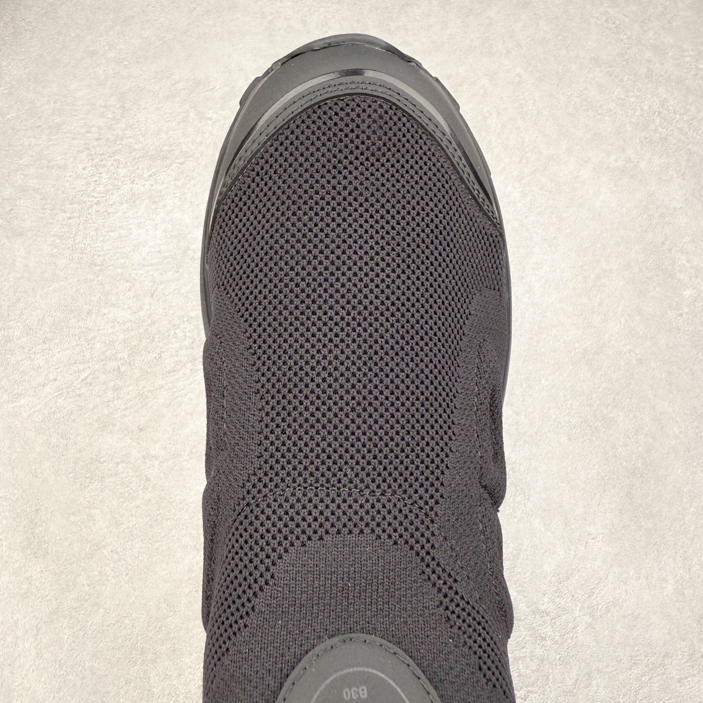 图片[4]-Dior B30 Countdown 迪奥针织飞织休闲运动鞋 这款运动鞋是别具一格的经典新品，时尚而富有运动风范，套穿式设计彰显新意。采用黑色网眼织物和科技面料精心制作，侧面饰以同色调30标志，鞋舌饰以对比鲜明的 B30标志，后侧则饰以 标志。柔软透气的鞋面与轻盈的纹理效果橡胶鞋底相得益彰，饰以各种经典细节，是日常造型的理想之选。可与各式休闲单品搭配，打造精致造型配送精美包装 • 面料：原版定制定制高密度飞织 • 内里：进口透气网面 • 鞋底：原版开模ip发泡材质 底厚：3.5CM 尺码： 男款39-45-选品中心