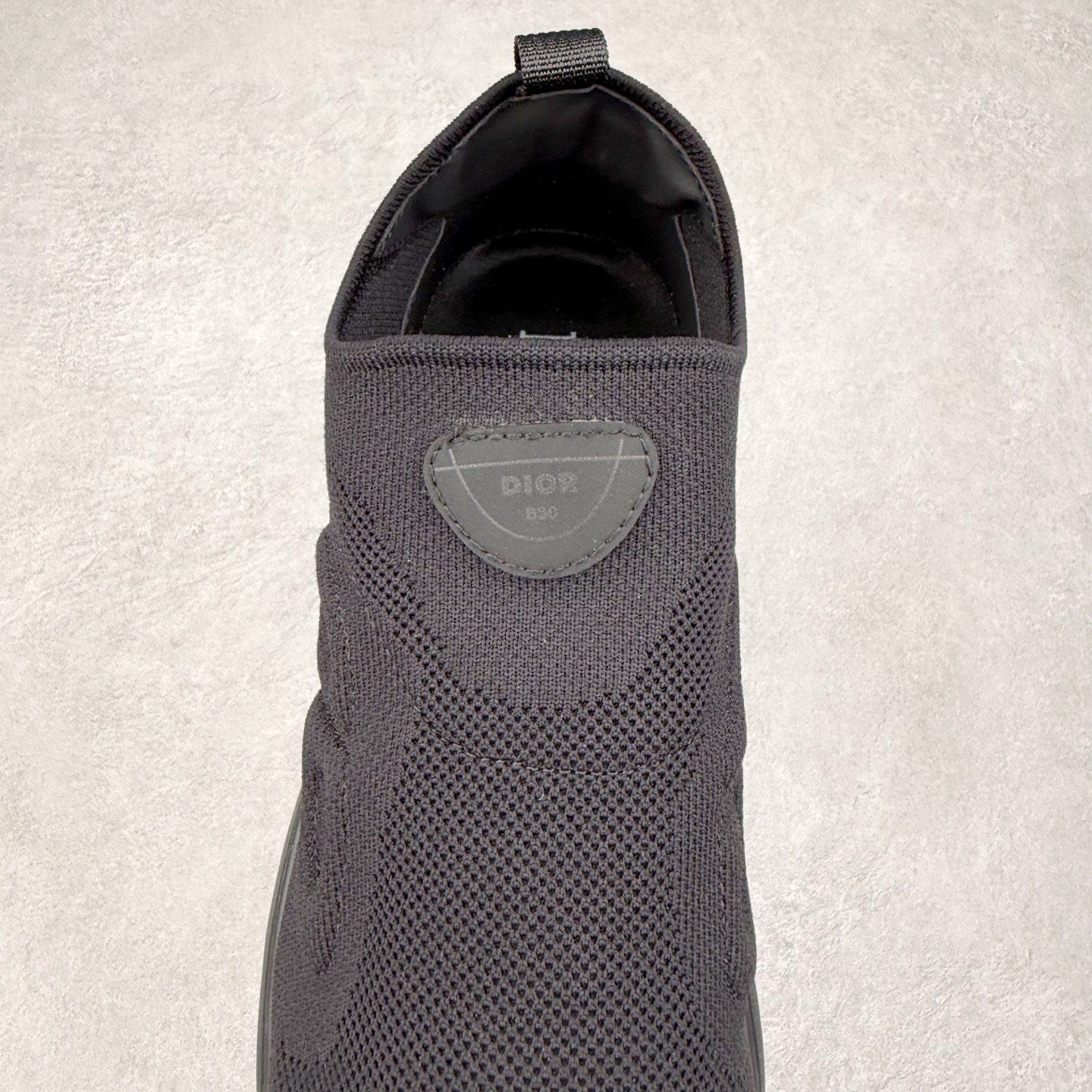 图片[5]-Dior B30 Countdown 迪奥针织飞织休闲运动鞋 这款运动鞋是别具一格的经典新品，时尚而富有运动风范，套穿式设计彰显新意。采用黑色网眼织物和科技面料精心制作，侧面饰以同色调30标志，鞋舌饰以对比鲜明的 B30标志，后侧则饰以 标志。柔软透气的鞋面与轻盈的纹理效果橡胶鞋底相得益彰，饰以各种经典细节，是日常造型的理想之选。可与各式休闲单品搭配，打造精致造型配送精美包装 • 面料：原版定制定制高密度飞织 • 内里：进口透气网面 • 鞋底：原版开模ip发泡材质 底厚：3.5CM 尺码： 男款39-45-选品中心