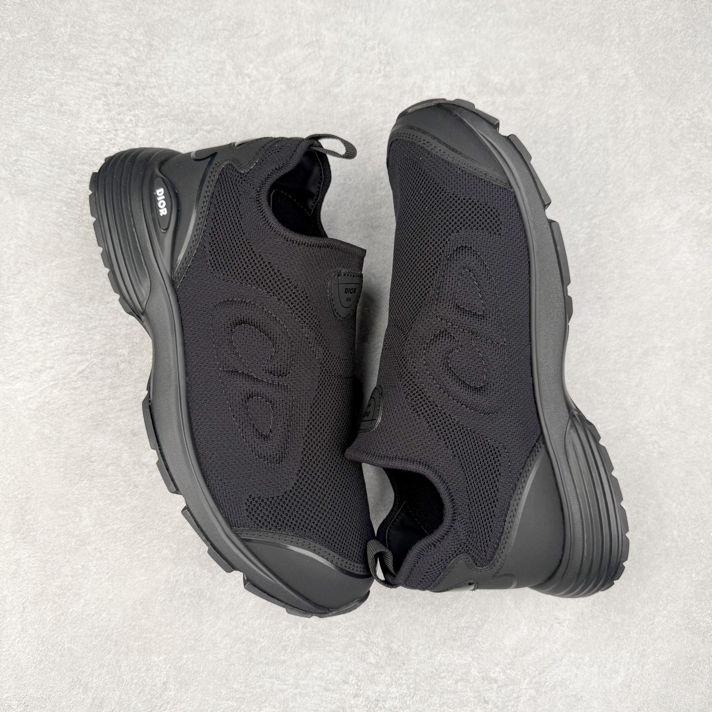 图片[3]-Dior B30 Countdown 迪奥针织飞织休闲运动鞋 这款运动鞋是别具一格的经典新品，时尚而富有运动风范，套穿式设计彰显新意。采用黑色网眼织物和科技面料精心制作，侧面饰以同色调30标志，鞋舌饰以对比鲜明的 B30标志，后侧则饰以 标志。柔软透气的鞋面与轻盈的纹理效果橡胶鞋底相得益彰，饰以各种经典细节，是日常造型的理想之选。可与各式休闲单品搭配，打造精致造型配送精美包装 • 面料：原版定制定制高密度飞织 • 内里：进口透气网面 • 鞋底：原版开模ip发泡材质 底厚：3.5CM 尺码： 男款39-45-选品中心