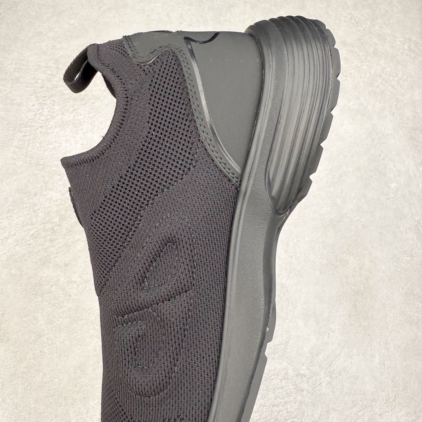 图片[7]-Dior B30 Countdown 迪奥针织飞织休闲运动鞋 这款运动鞋是别具一格的经典新品，时尚而富有运动风范，套穿式设计彰显新意。采用黑色网眼织物和科技面料精心制作，侧面饰以同色调30标志，鞋舌饰以对比鲜明的 B30标志，后侧则饰以 标志。柔软透气的鞋面与轻盈的纹理效果橡胶鞋底相得益彰，饰以各种经典细节，是日常造型的理想之选。可与各式休闲单品搭配，打造精致造型配送精美包装 • 面料：原版定制定制高密度飞织 • 内里：进口透气网面 • 鞋底：原版开模ip发泡材质 底厚：3.5CM 尺码： 男款39-45-选品中心