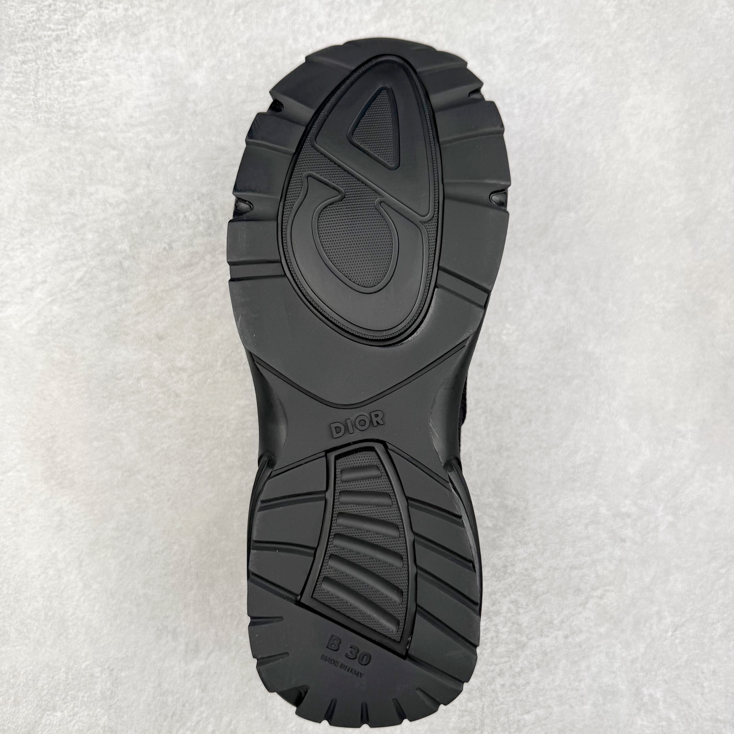图片[9]-Dior B30 Countdown 迪奥针织飞织休闲运动鞋 这款运动鞋是别具一格的经典新品，时尚而富有运动风范，套穿式设计彰显新意。采用黑色网眼织物和科技面料精心制作，侧面饰以同色调30标志，鞋舌饰以对比鲜明的 B30标志，后侧则饰以 标志。柔软透气的鞋面与轻盈的纹理效果橡胶鞋底相得益彰，饰以各种经典细节，是日常造型的理想之选。可与各式休闲单品搭配，打造精致造型配送精美包装 • 面料：原版定制定制高密度飞织 • 内里：进口透气网面 • 鞋底：原版开模ip发泡材质 底厚：3.5CM 尺码： 男款39-45-选品中心