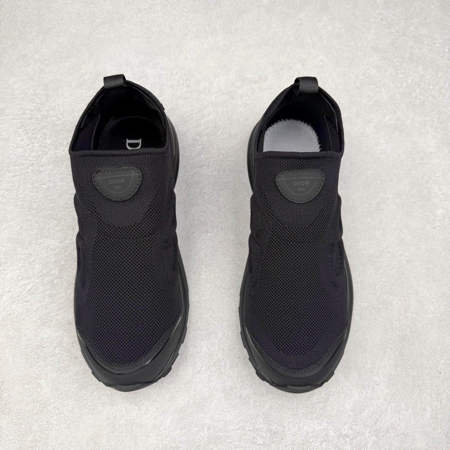 图片[2]-Dior B30 Countdown 迪奥针织飞织休闲运动鞋 这款运动鞋是别具一格的经典新品，时尚而富有运动风范，套穿式设计彰显新意。采用黑色网眼织物和科技面料精心制作，侧面饰以同色调30标志，鞋舌饰以对比鲜明的 B30标志，后侧则饰以 标志。柔软透气的鞋面与轻盈的纹理效果橡胶鞋底相得益彰，饰以各种经典细节，是日常造型的理想之选。可与各式休闲单品搭配，打造精致造型配送精美包装 • 面料：原版定制定制高密度飞织 • 内里：进口透气网面 • 鞋底：原版开模ip发泡材质 底厚：3.5CM 尺码： 男款39-45-选品中心